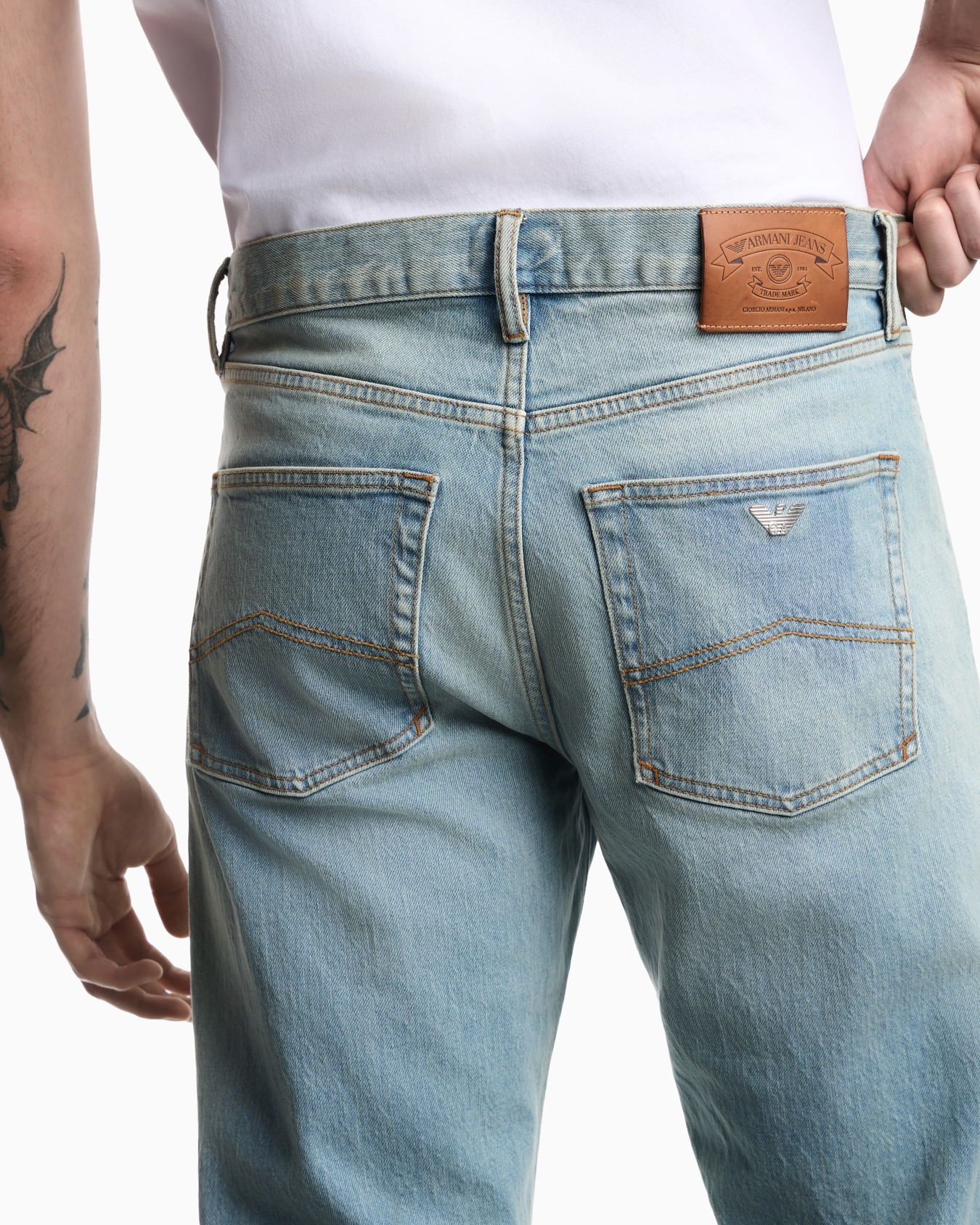 J70 loose-fit jeans in Armani Jeans denim Diapositiva 4