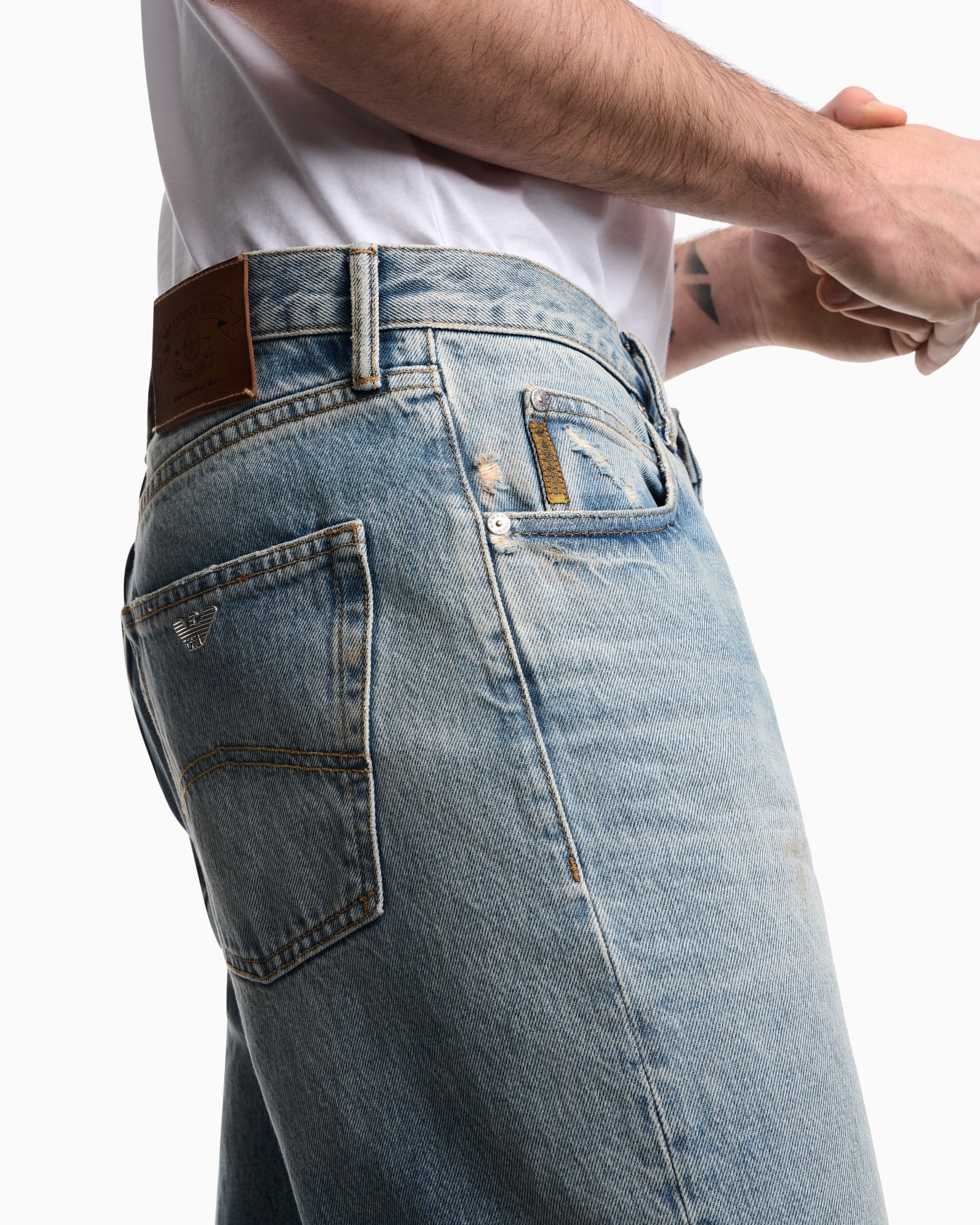 J70 loose-fit jeans in Armani Jeans denim Diapositiva 4