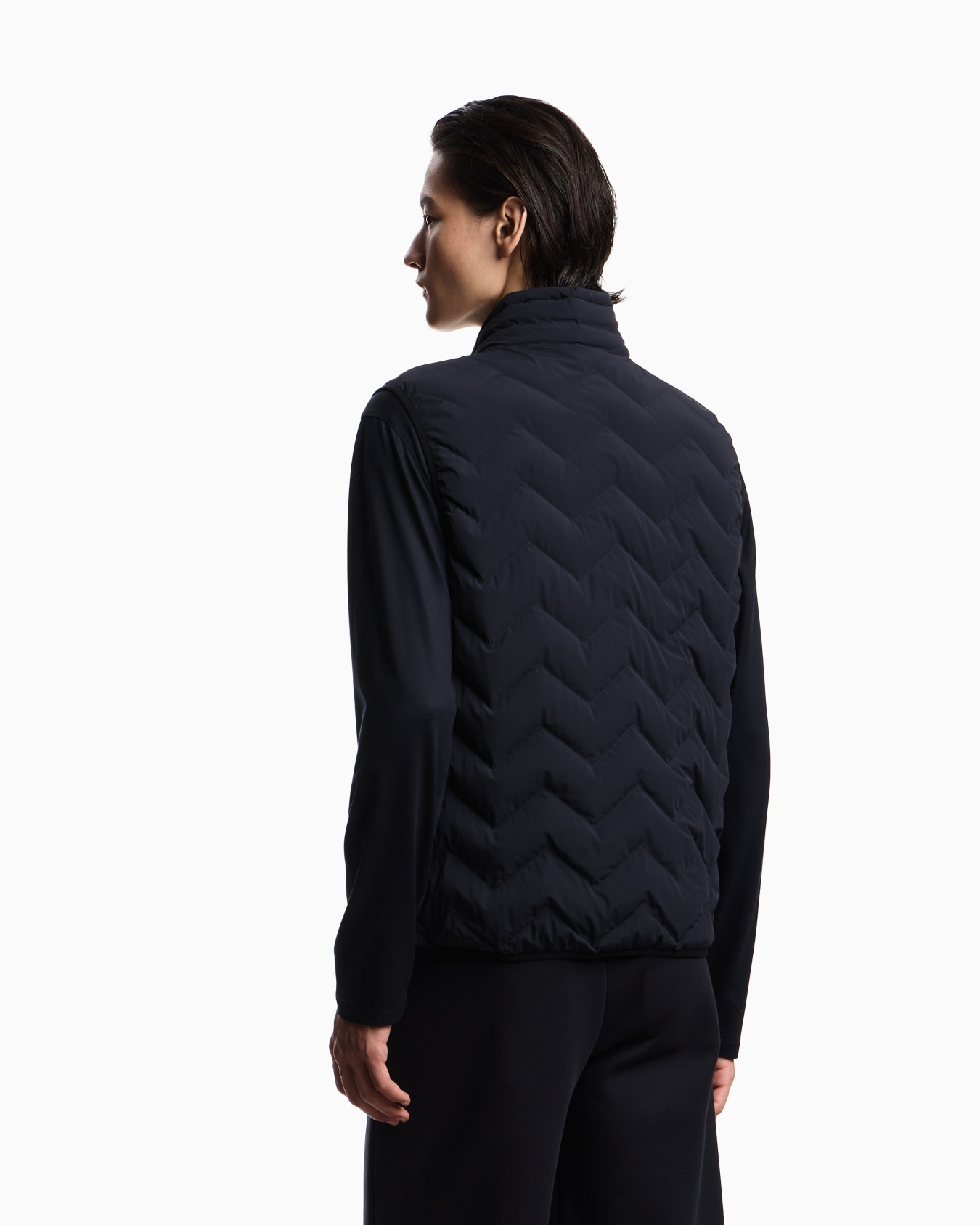 Water-repellent chevron quilted nylon spandex sleeveless down jacket  Slide 2