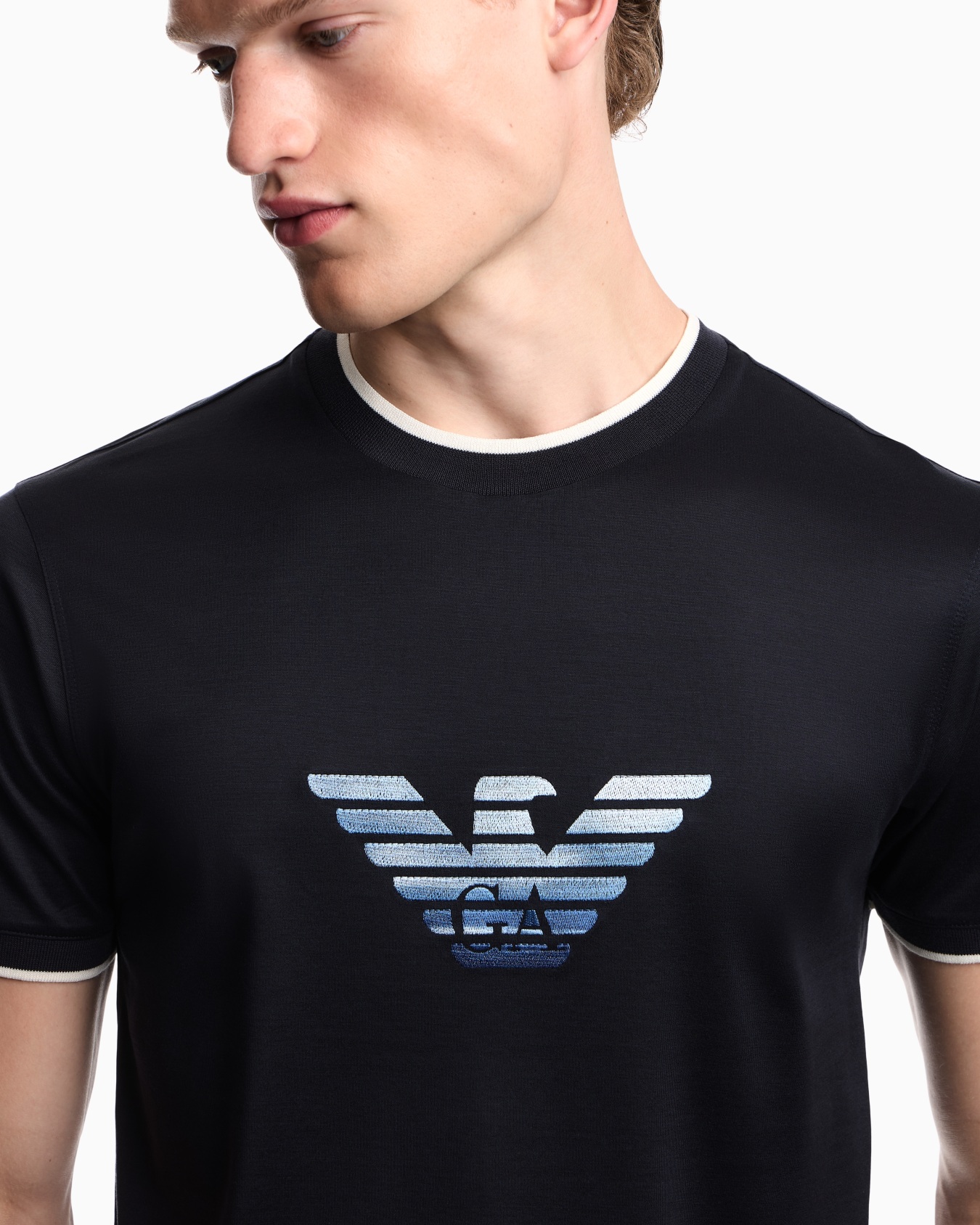 Camiseta slim fit de punto mezcla de lyocell con bordado de águila degradado Diapositiva 7