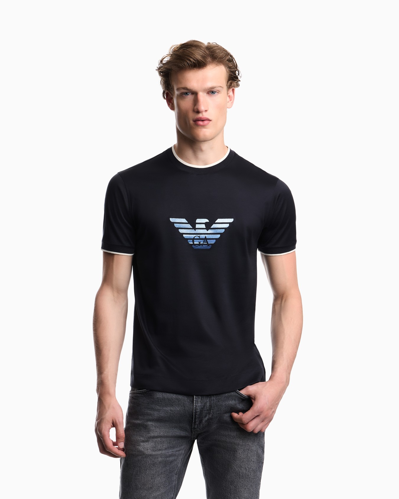 Camiseta slim fit de punto mezcla de lyocell con bordado de águila degradado Diapositiva 4