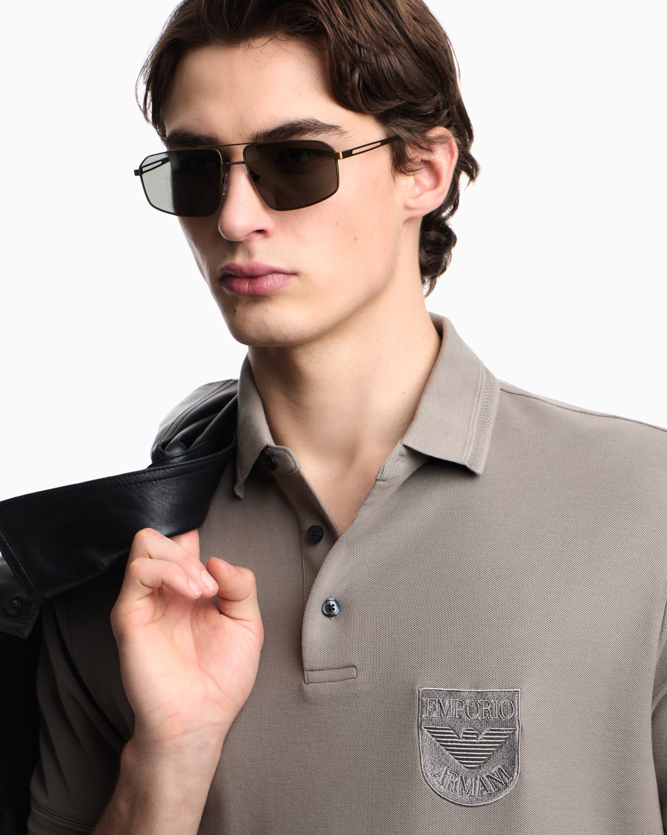 Polo de piqué con bordado de escudo Diapositiva 5