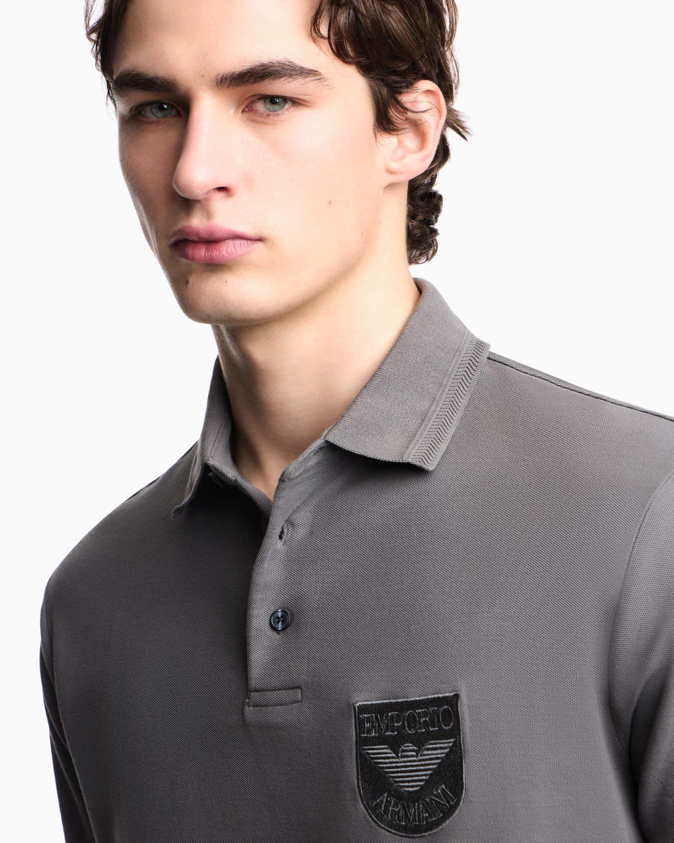 Polo de piqué con bordado de escudo Diapositiva 5