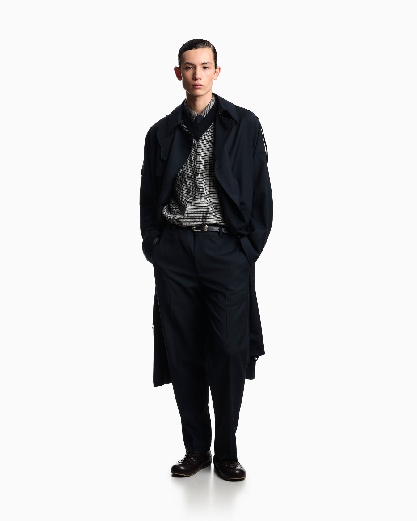 Trousers in micro-textured herringbone light wool Slide 2