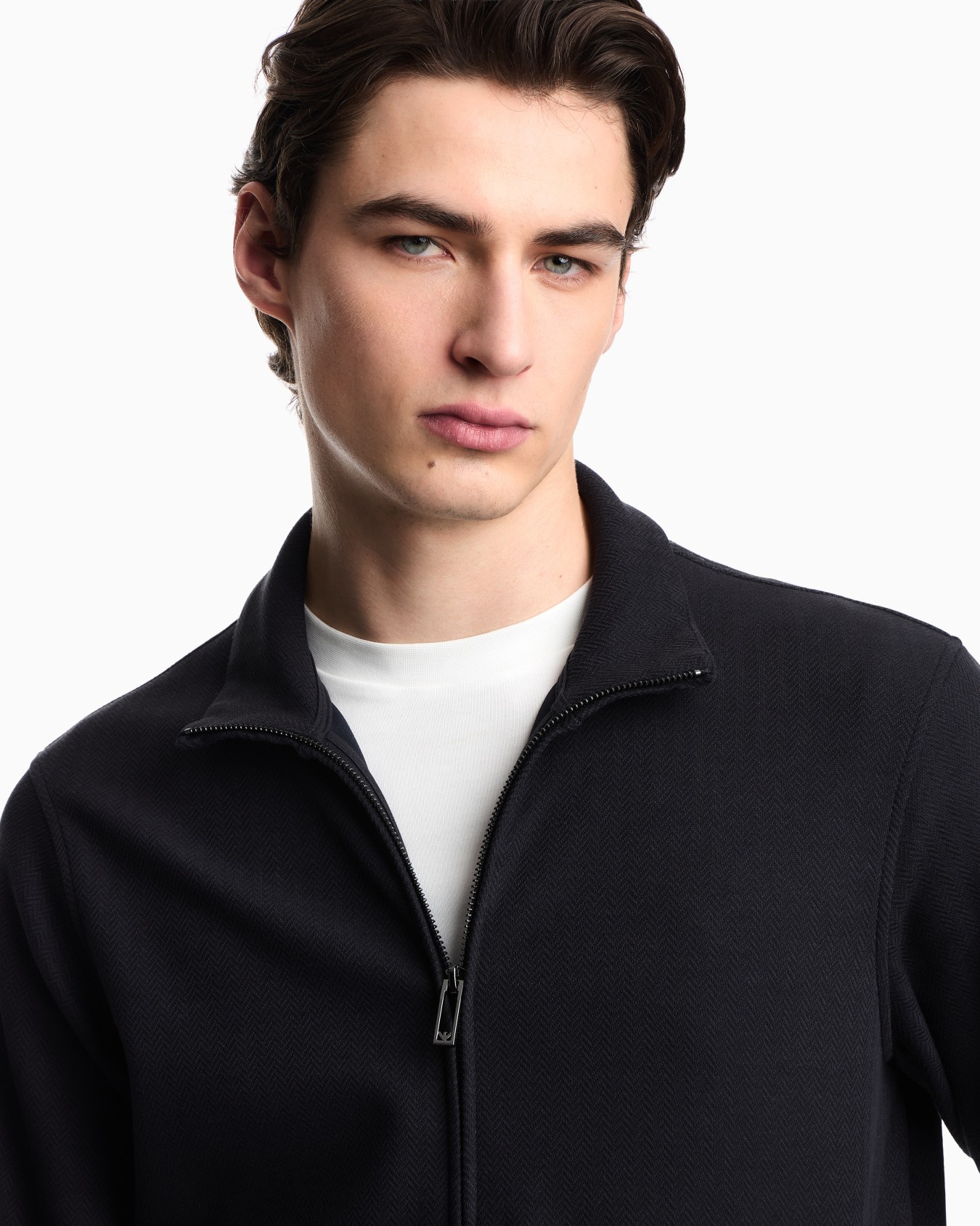 Sweatshirt aus Interlock-Jersey aus einer Lyocell-Mischung in Jacquard-Stoff-Verarbeitung mit durchgehendem Reißverschluss  Folie 4