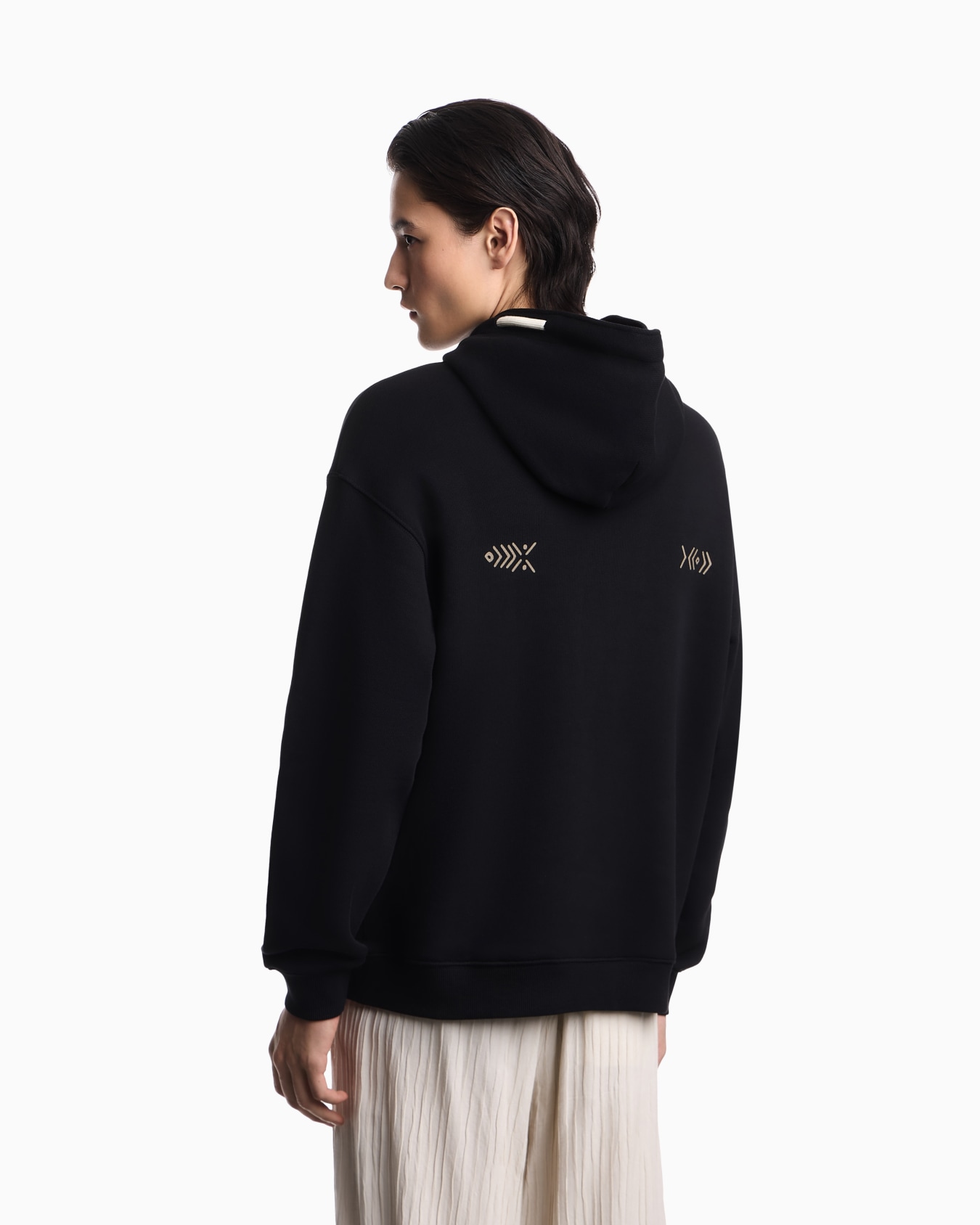 Twill jersey hoodie with tribal print スライドする 2