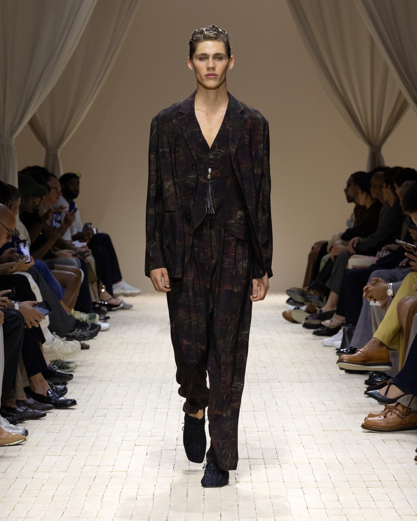 Single-breasted jacket in cupro twill with all-over print Slide 1