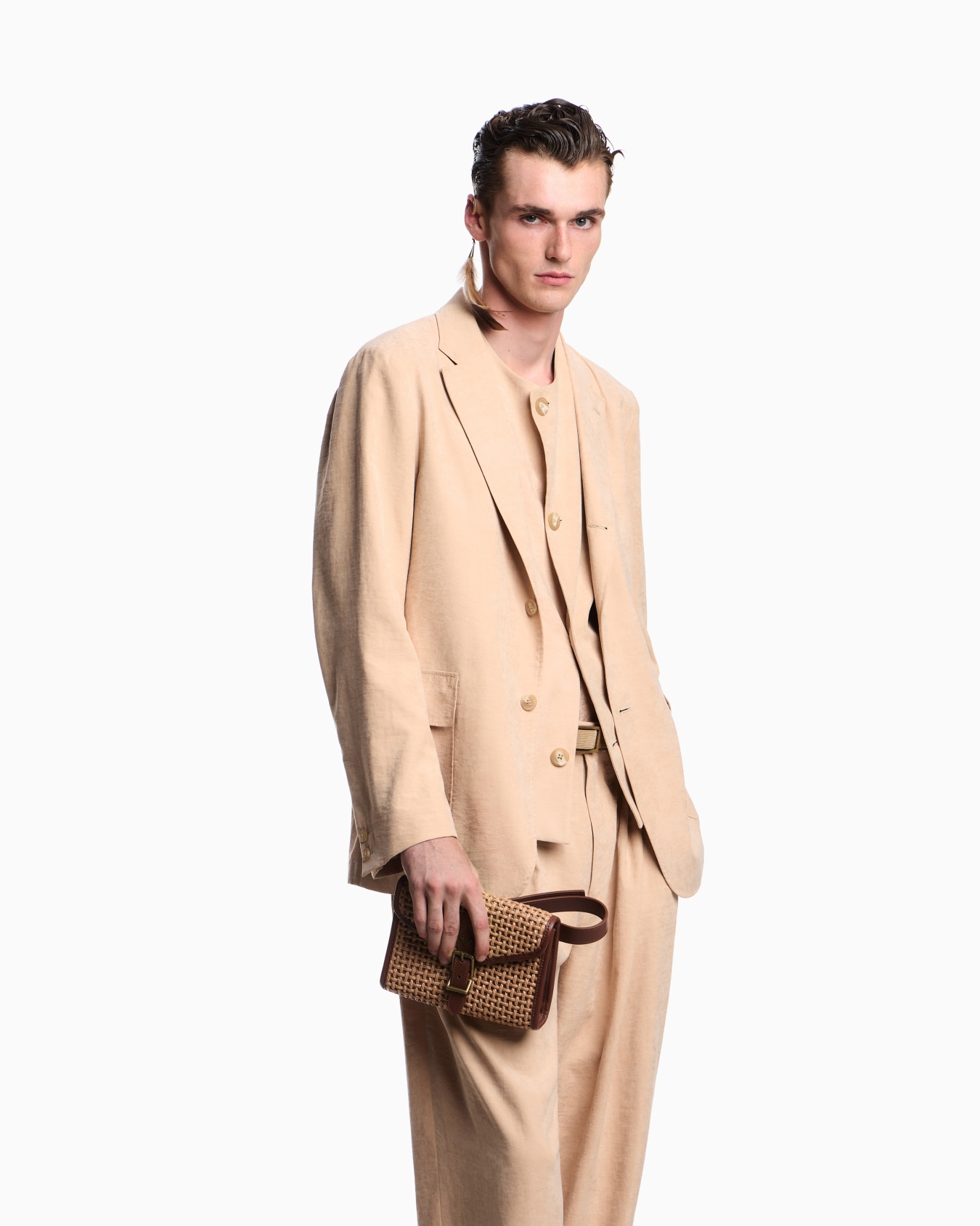 Cupro-effect fabric trousers with pleats 슬라이드 3