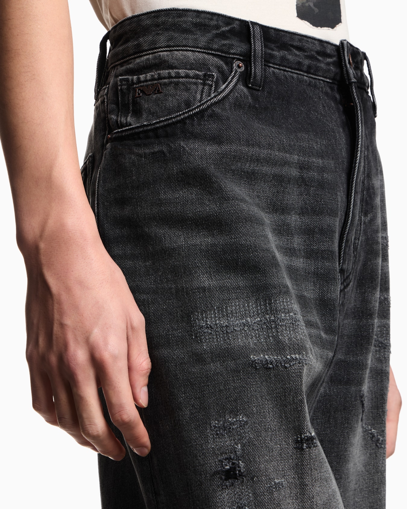 Jeans J22 regular fit in denim stone wash con rotture Slide 4