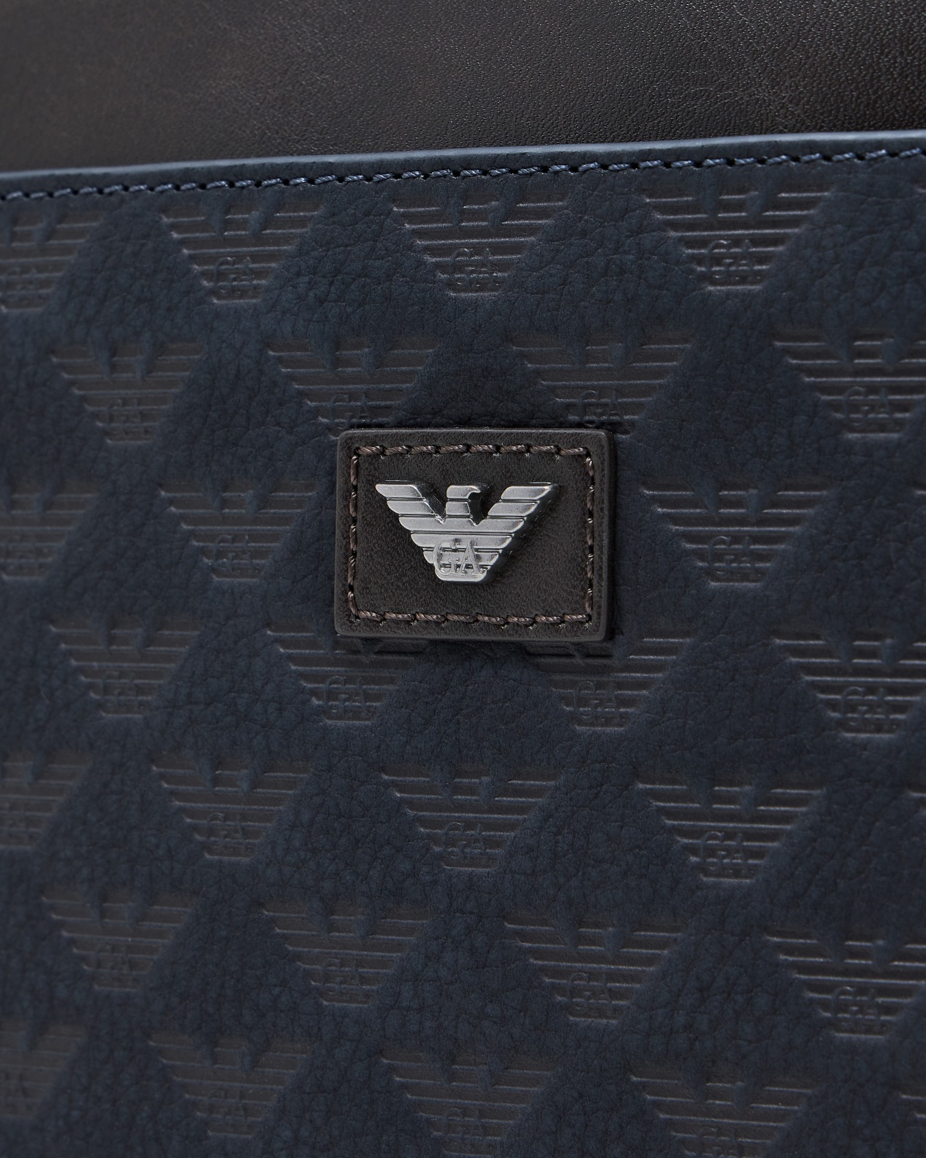 Crossbody camera bag in textured leather with a zip closure Slide 5