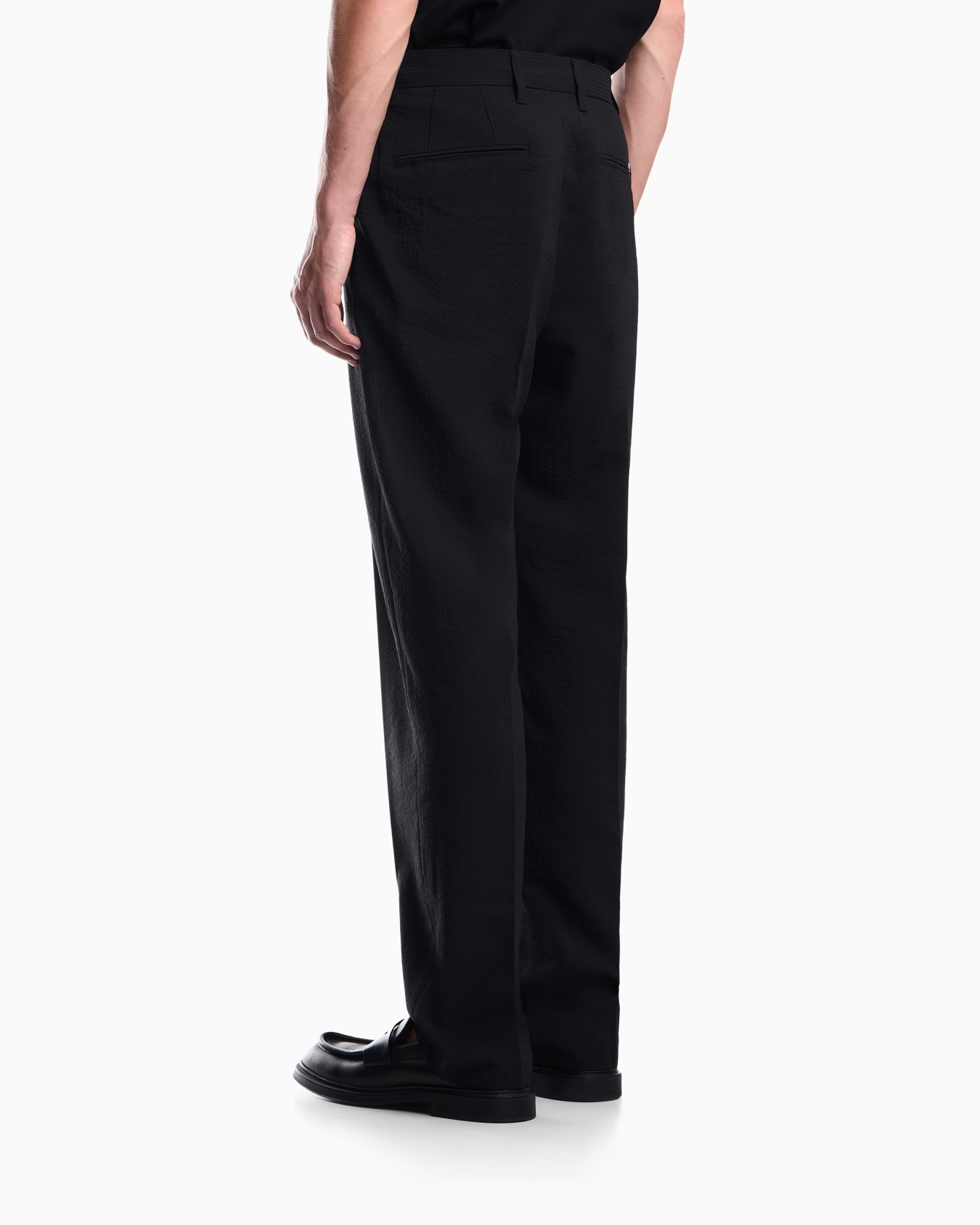 Pleated technical seersucker fabric trousers Slide 5