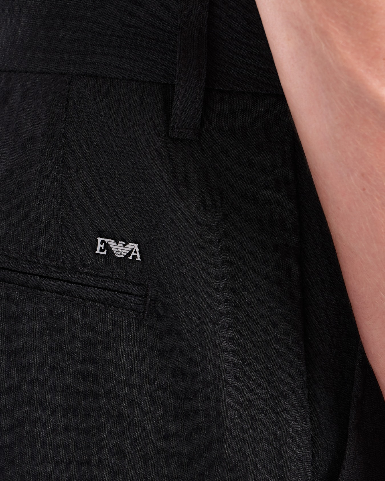 Pleated technical seersucker fabric trousers Slide 6
