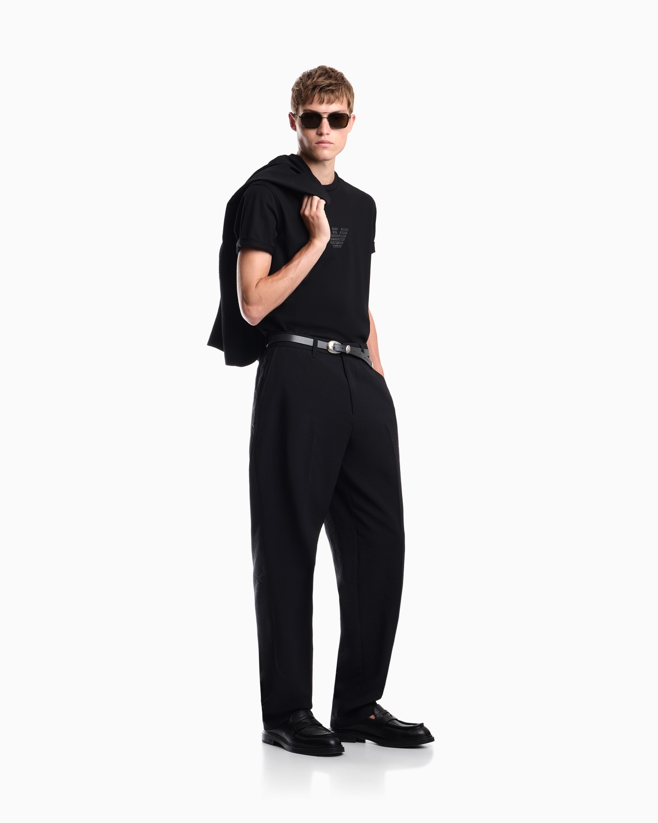 Pleated technical seersucker fabric trousers Slide 1