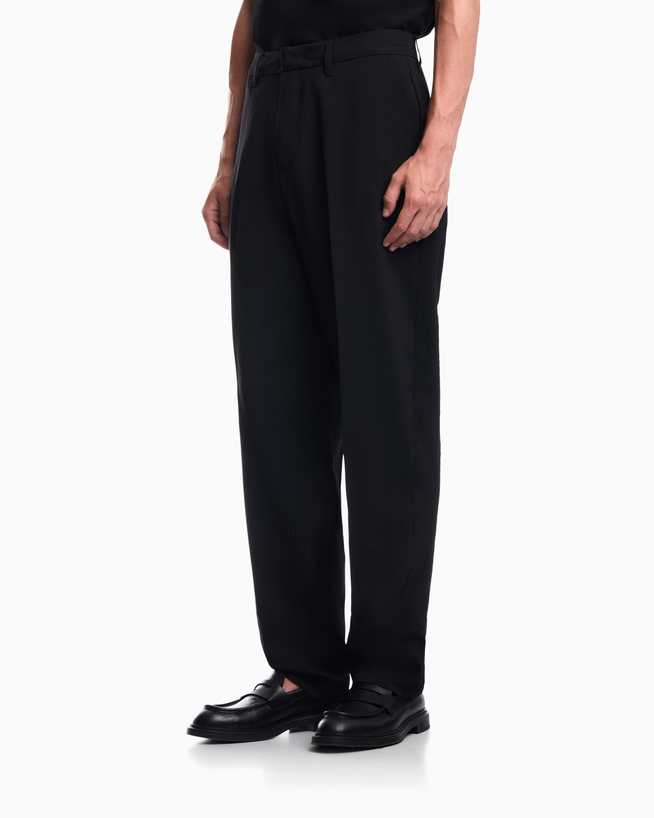 Pleated technical seersucker fabric trousers Slide 3