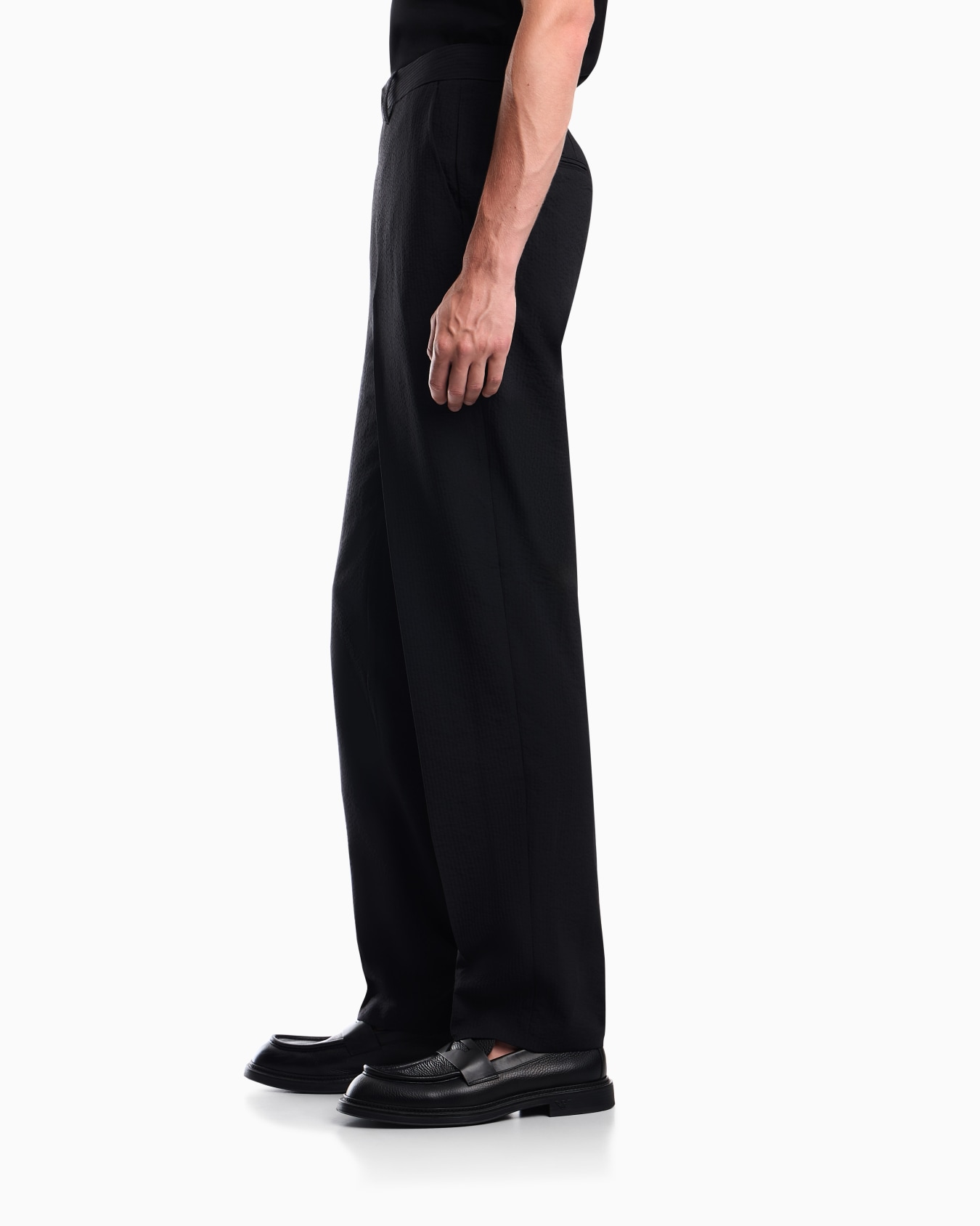 Pleated technical seersucker fabric trousers Slide 7