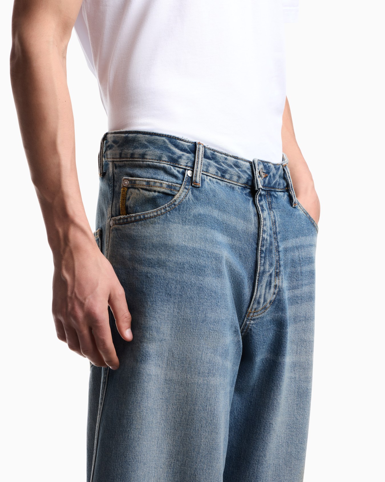 Jean J90 coupe ample en denim Armani Jeans Diapositive 4