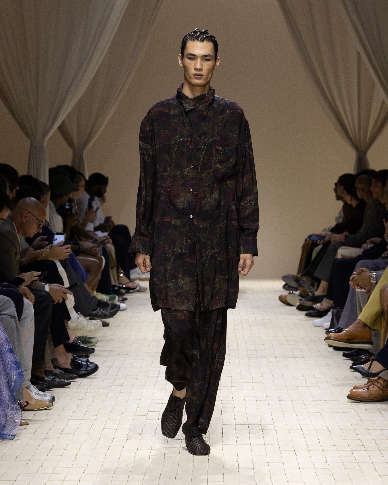 Cupro twill trousers with all-over print Slide 1