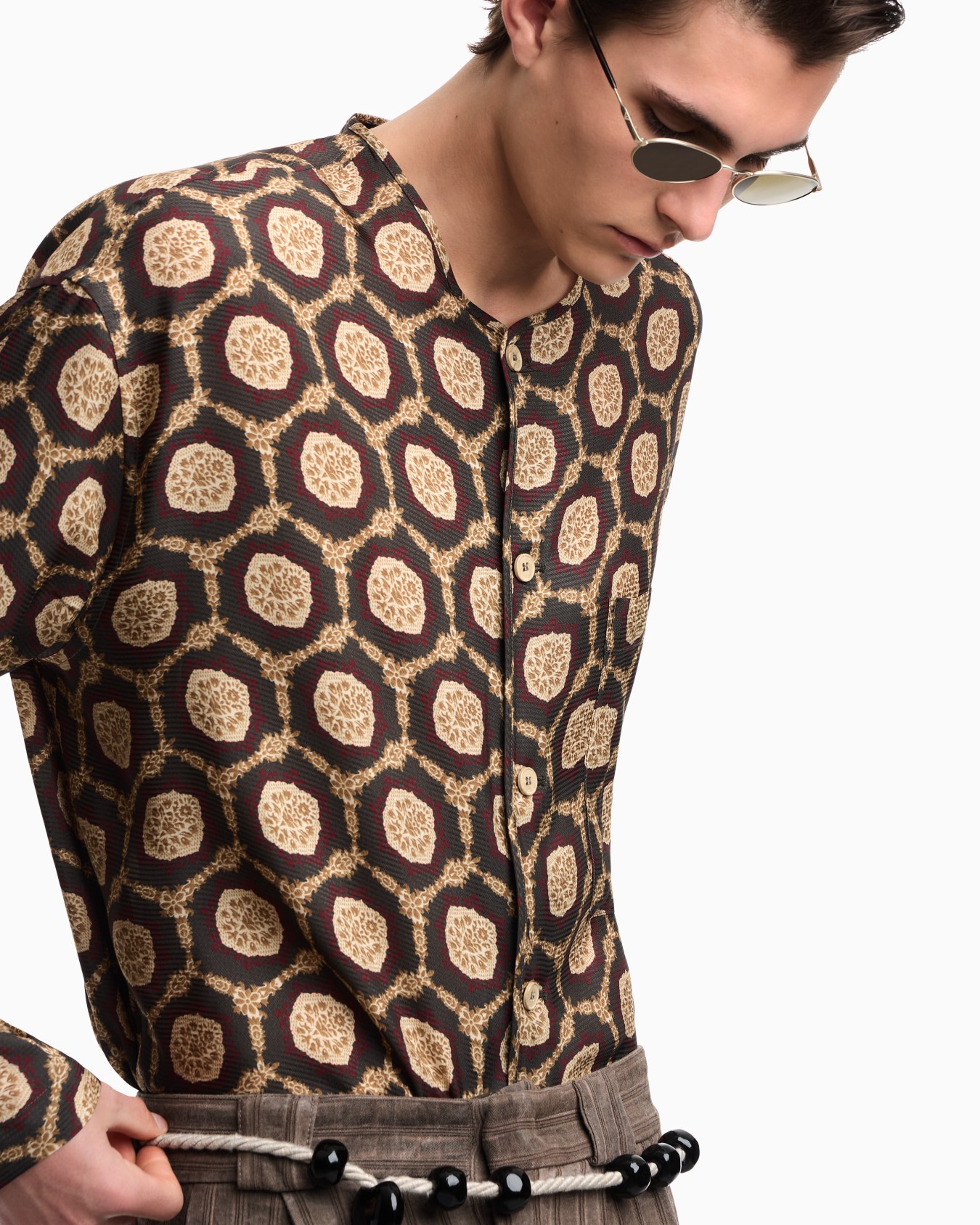 Silk shirt jacket with all-over print Slide 4