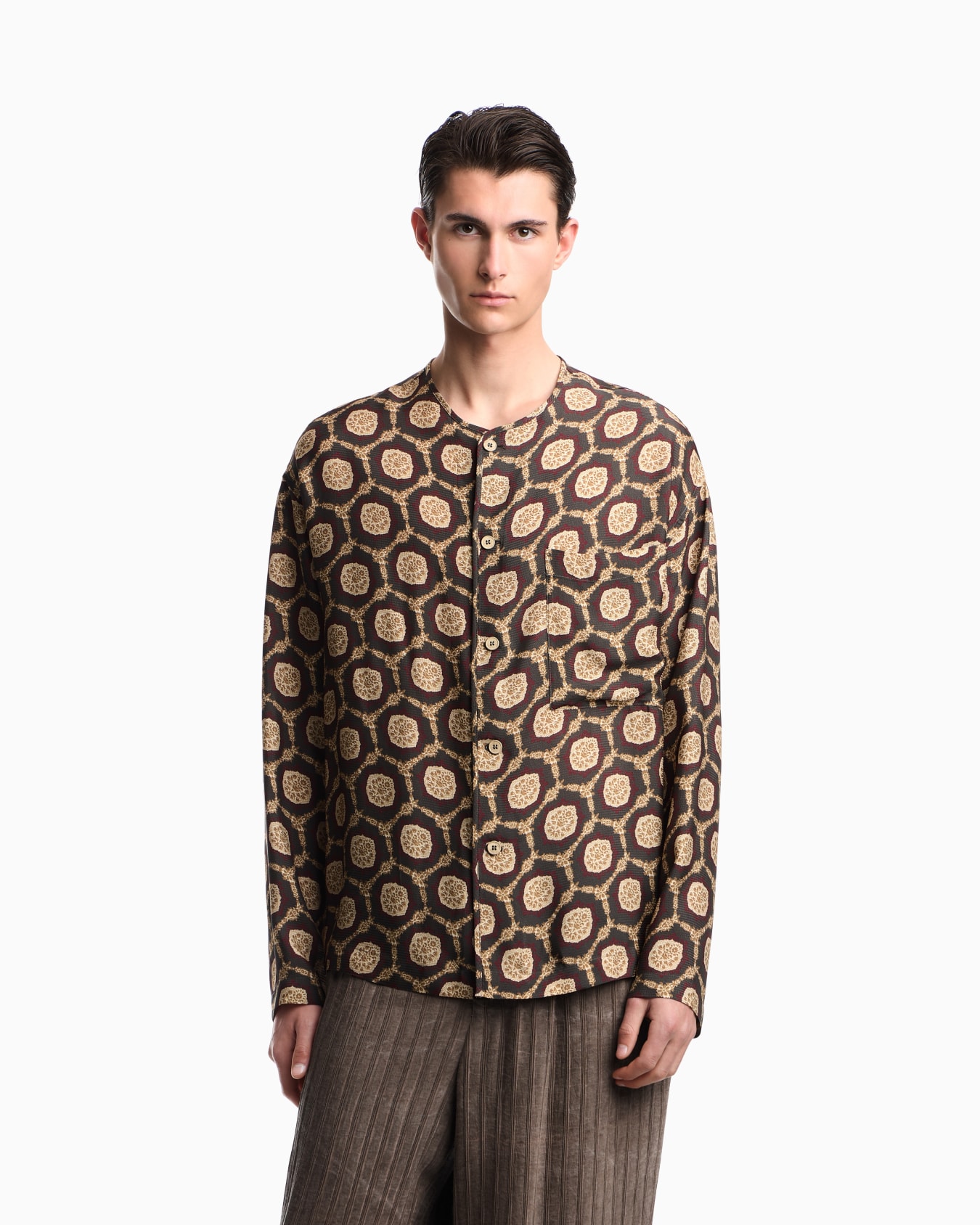 Silk shirt jacket with all-over print Slide 2