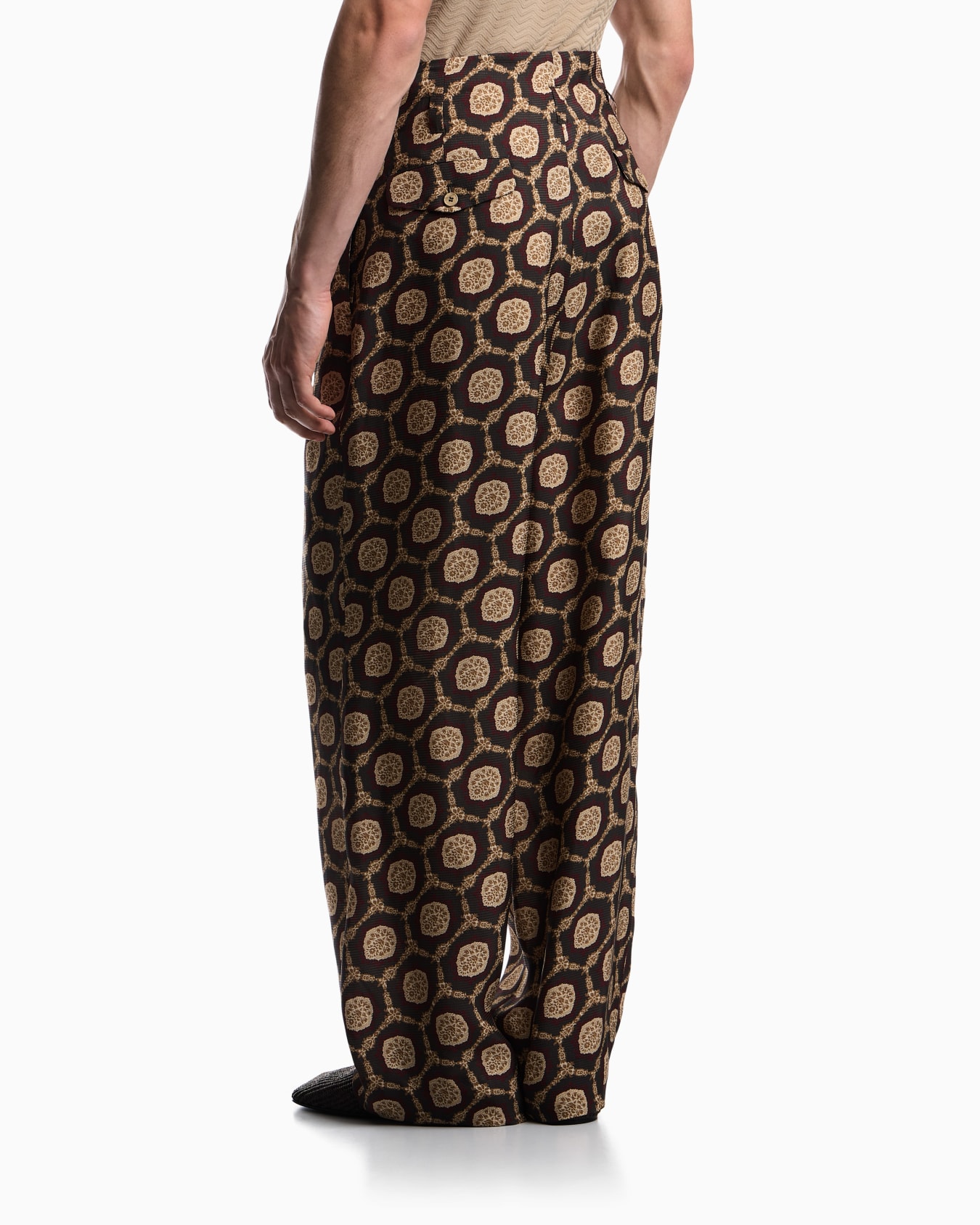 Silk trousers with all-over print Slide 5