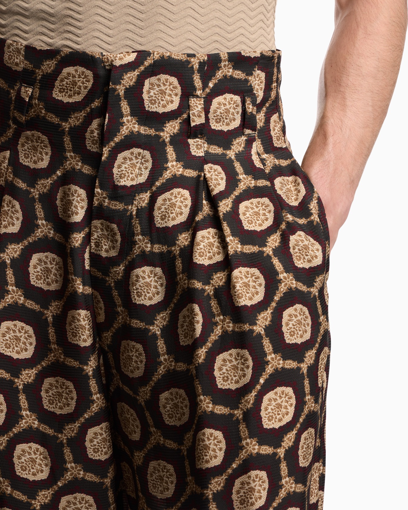 Silk trousers with all-over print Slide 6
