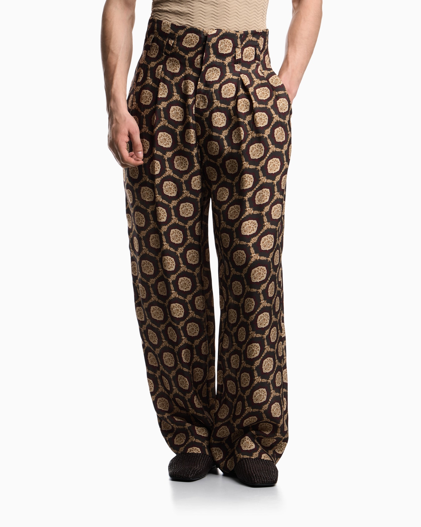 Silk trousers with all-over print Slide 3