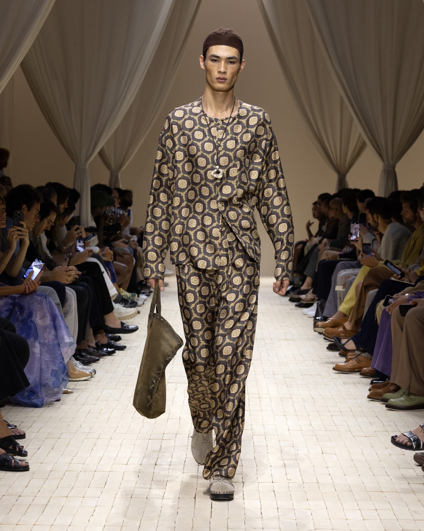 All-over print silk trousers Slide 3