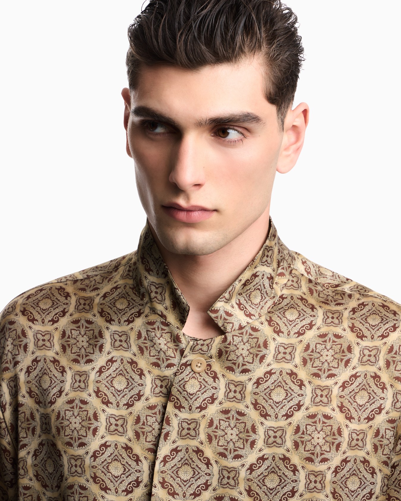 Double-breasted satin shirt with all-over print Slide 4