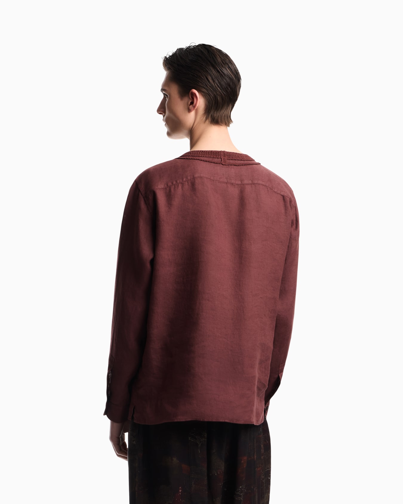 Garment-dyed linen V-neck shirt with trim Slide 3