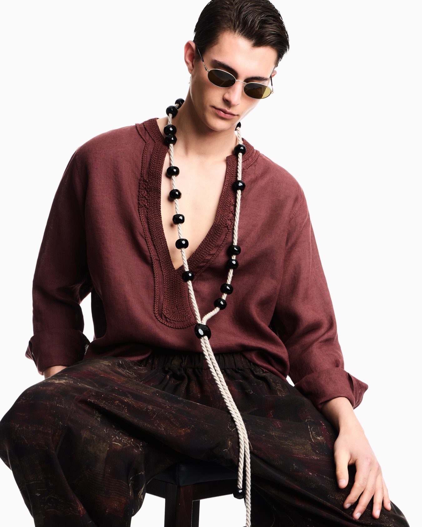 Garment-dyed linen V-neck shirt with trim Slide 4