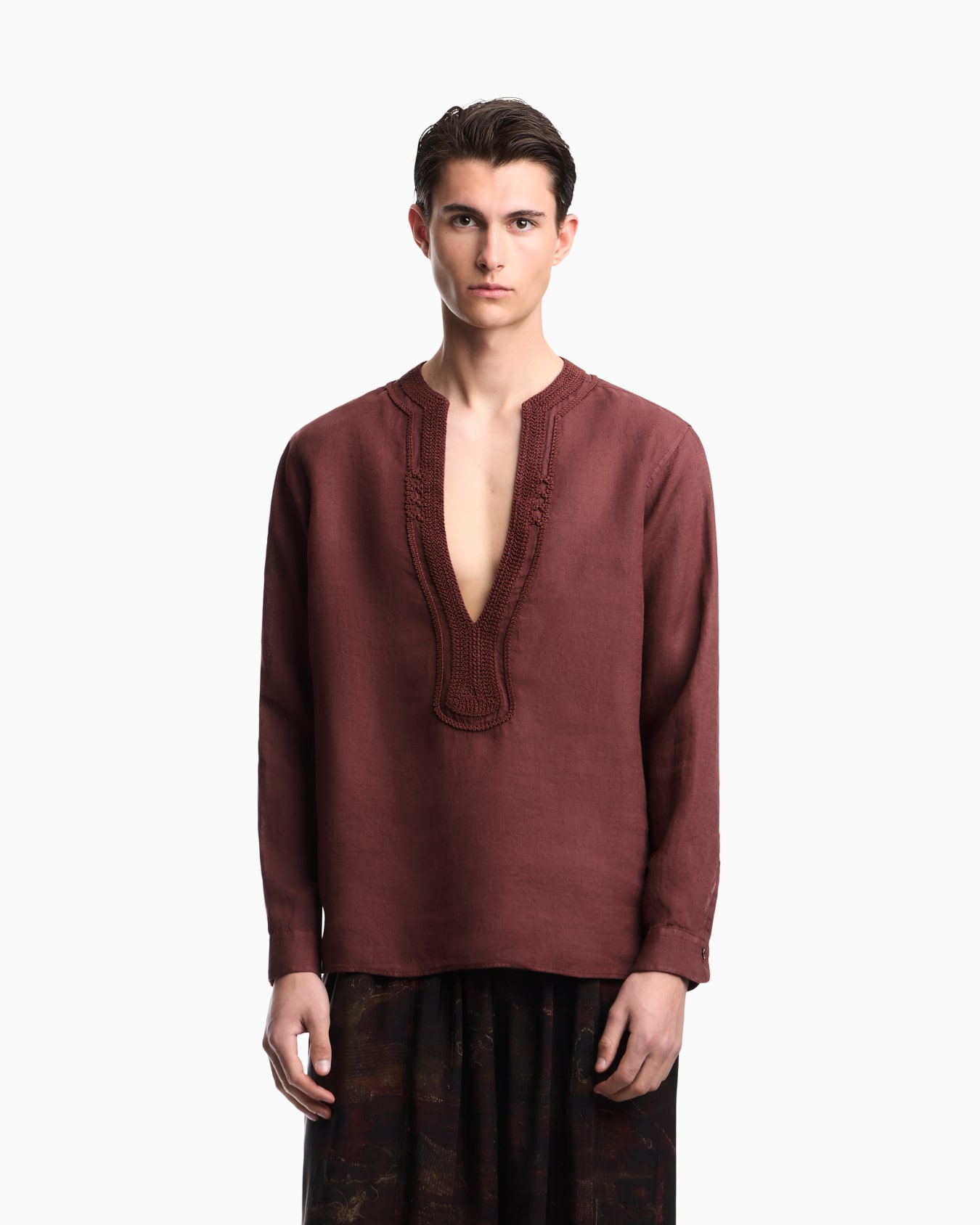 Garment-dyed linen V-neck shirt with trim Slide 2