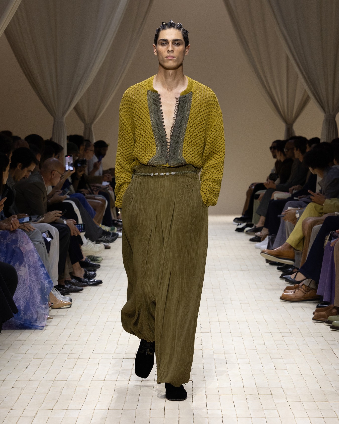 Wide trousers in micro-pleated canvas Slide 1