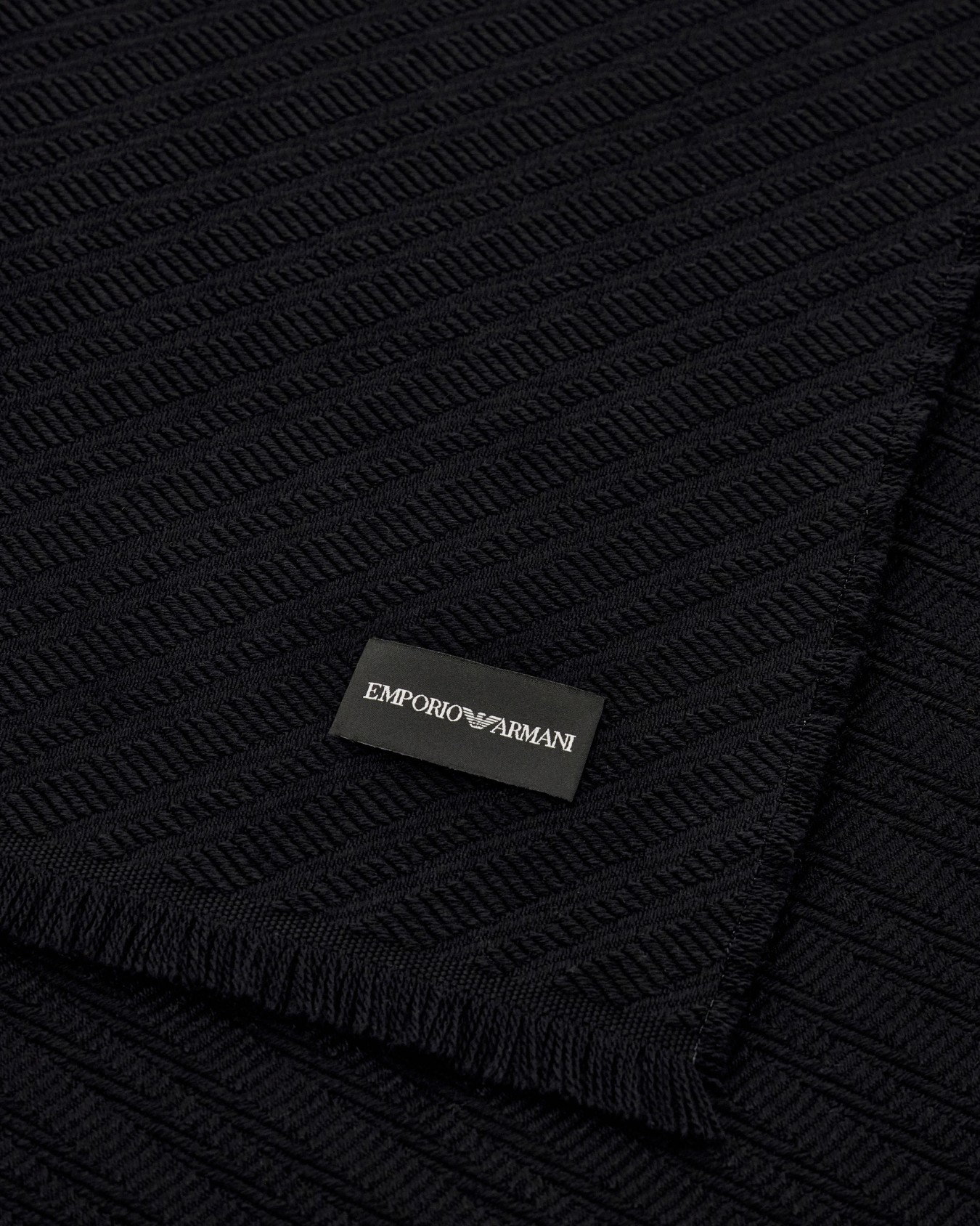 Scarf in virgin wool with diagonal pattern and fringed edges Slide 1