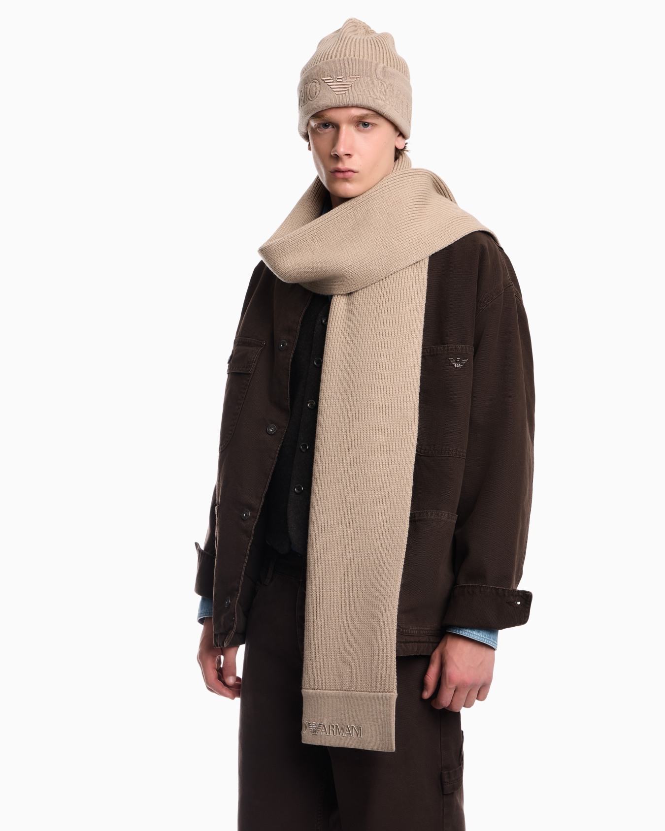 Ribbed virgin wool scarf with an embossed logo Slide 2