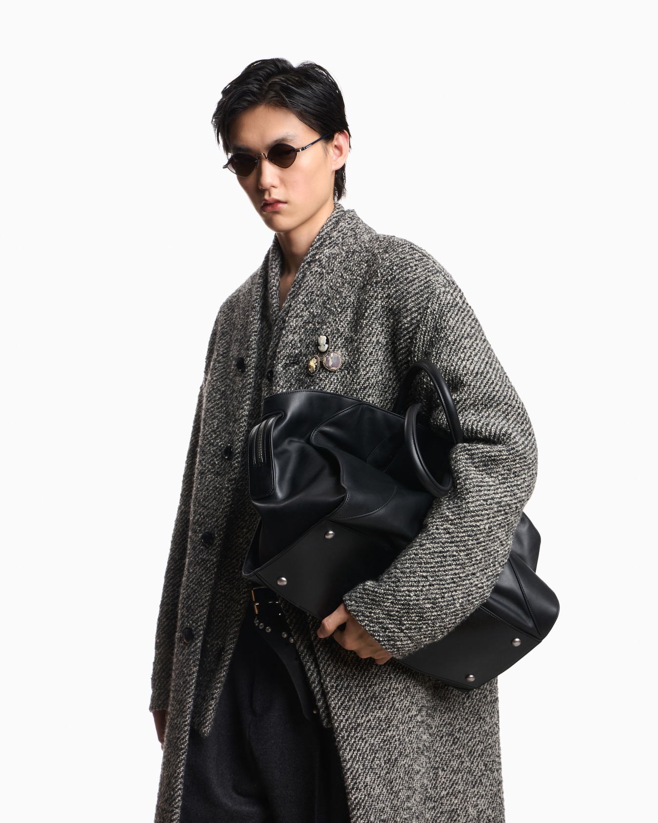Leather tote bag with rounded handles and a smooth finish Slide 5
