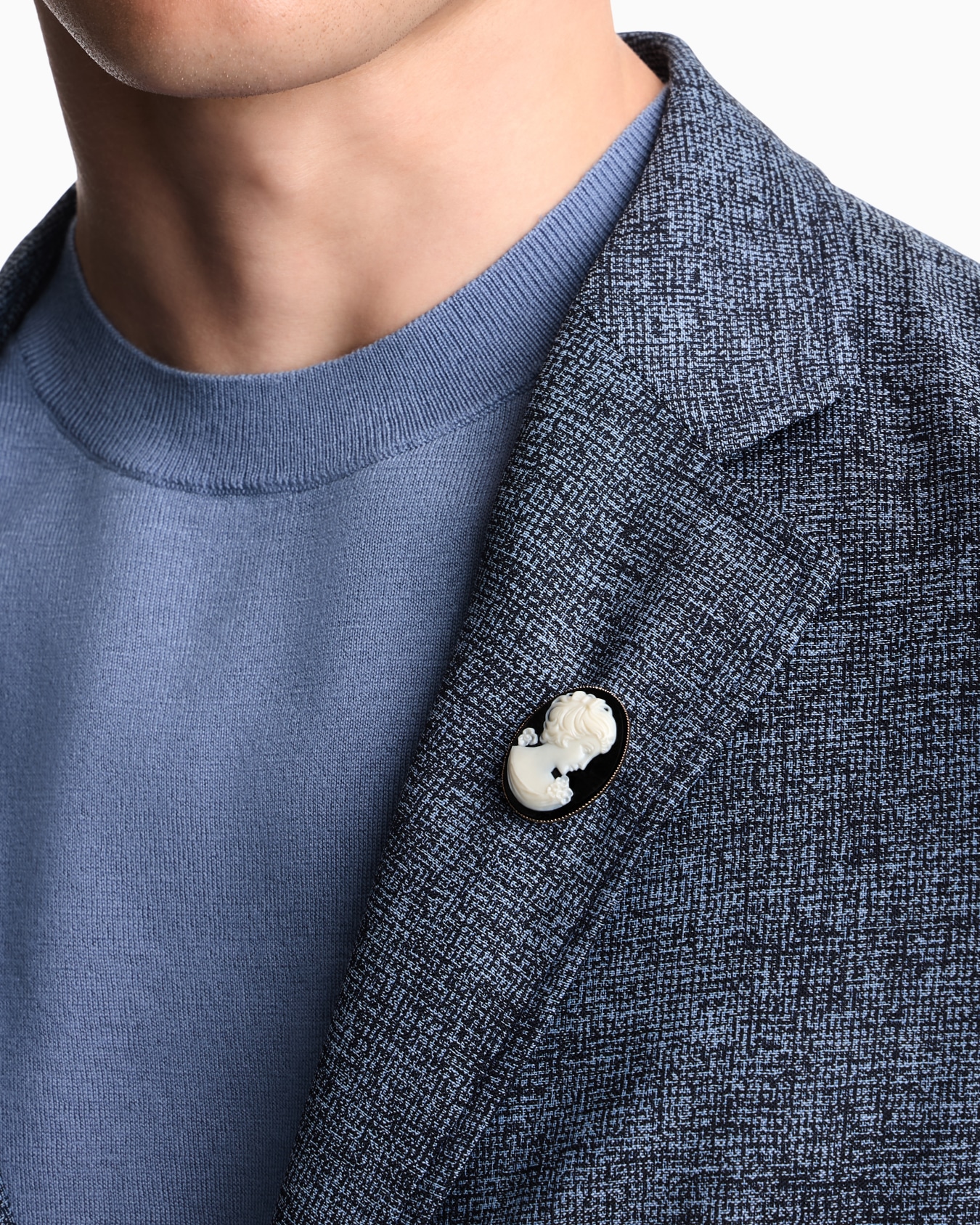 Brass cameo brooch with a floral motif and beaded border 슬라이드 2
