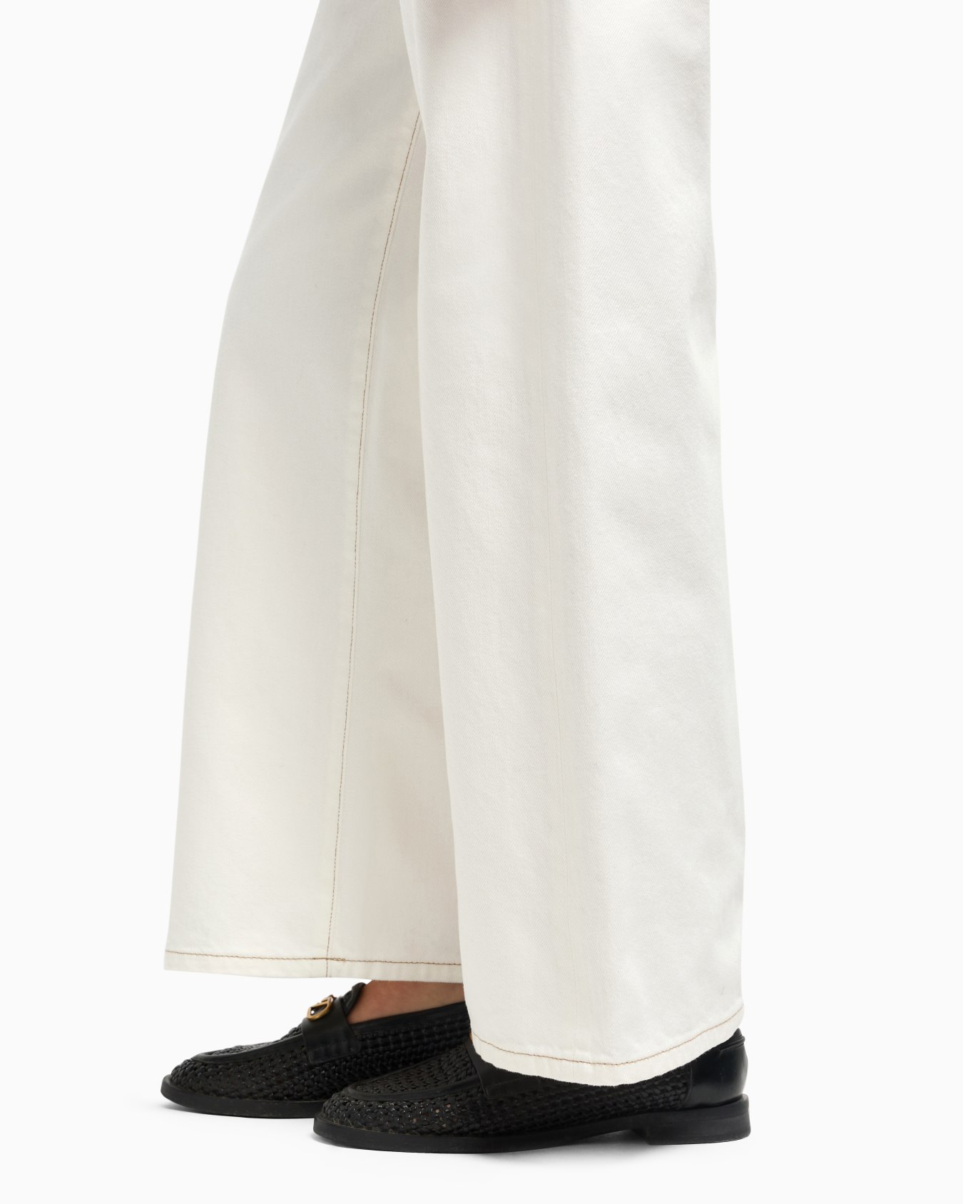 J33 mid-rise, cropped wide-leg jeans in garment-dyed bull Slide 4