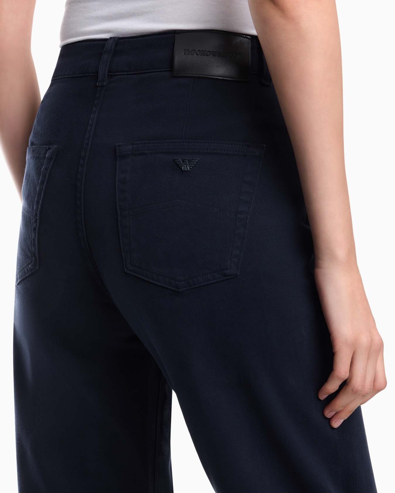 J33 Mid-rise, cropped wide-leg jeans in garment-dyed stretch drill Slide 6