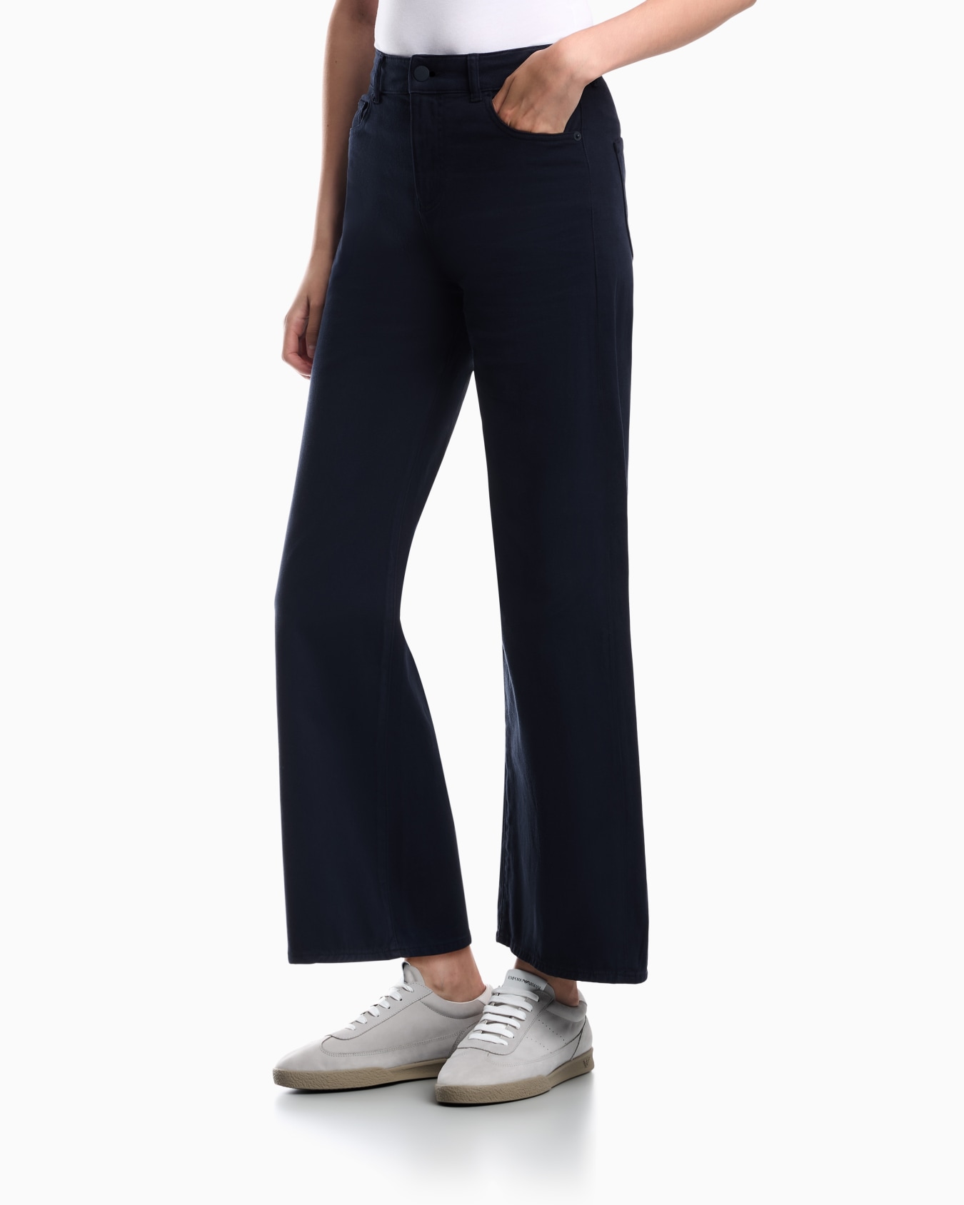 J33 Mid-rise, cropped wide-leg jeans in garment-dyed stretch drill Slide 3