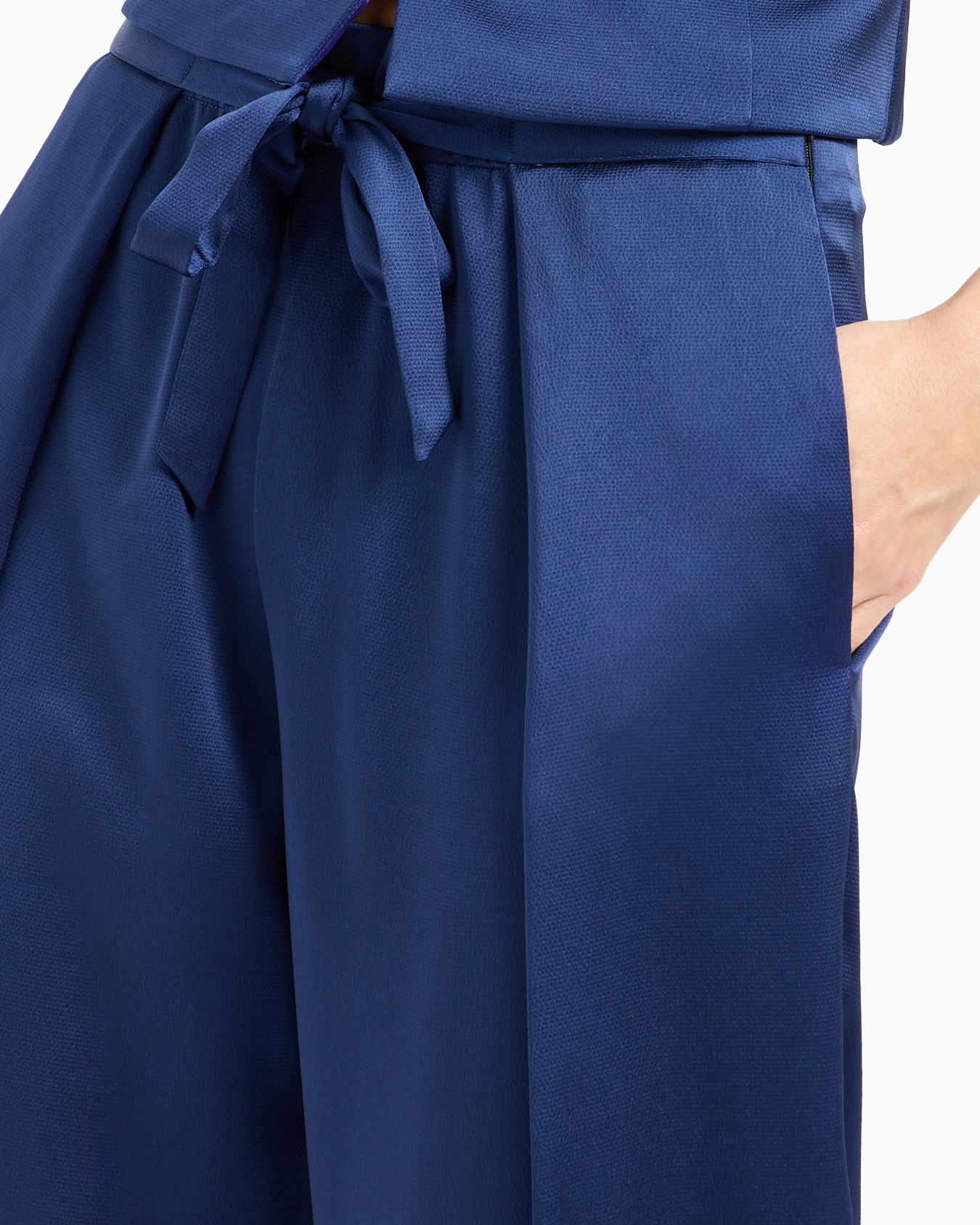 Pantalon à fronces et rubans noués en satin crêpe stretch Diapositive 5