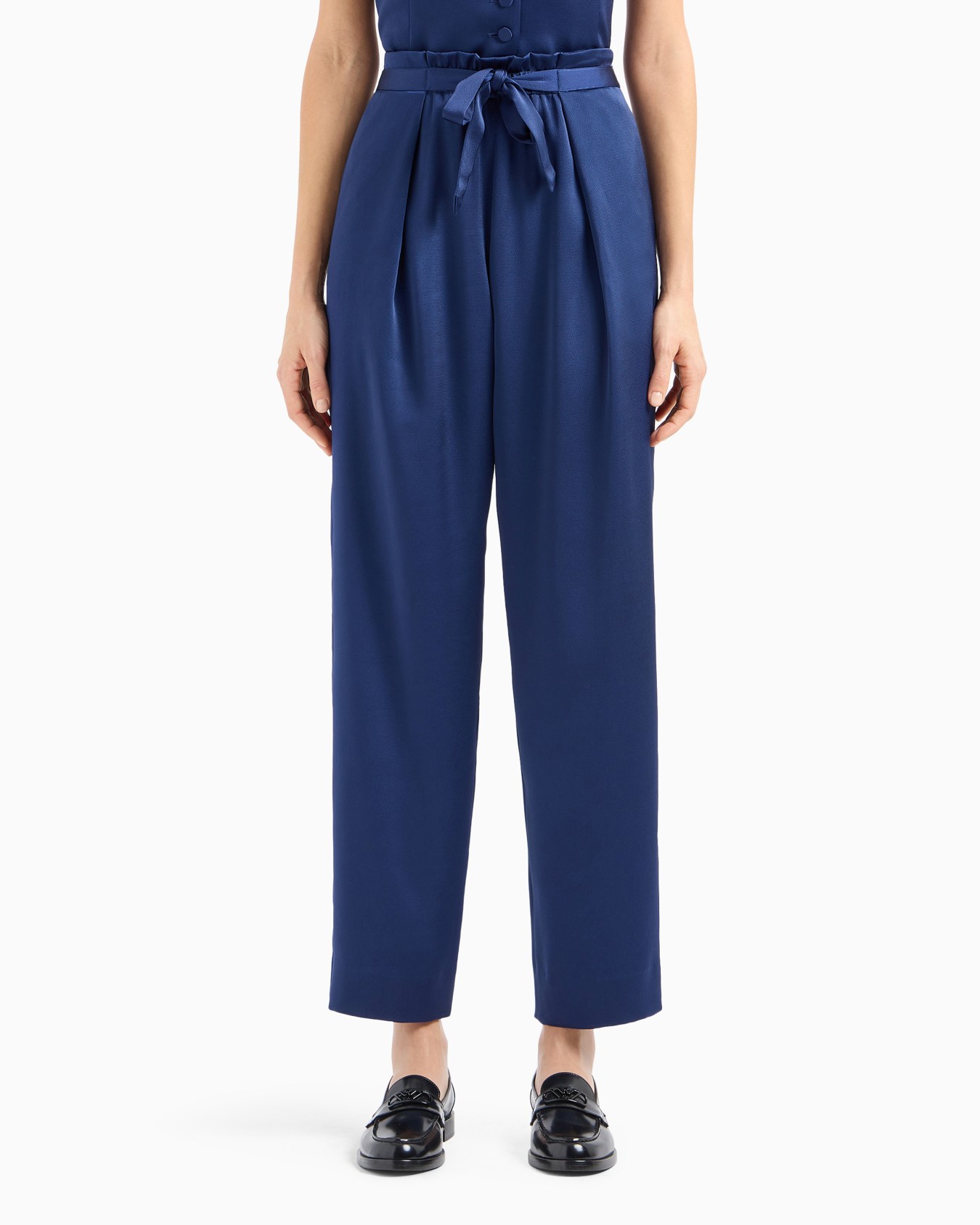 Pantalon à fronces et rubans noués en satin crêpe stretch Diapositive 2