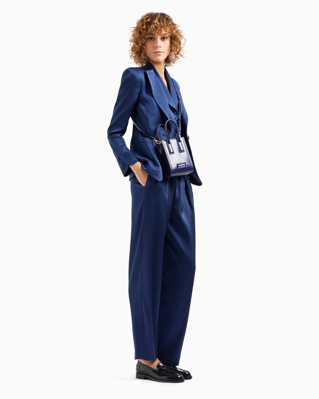Pantalon à fronces et rubans noués en satin crêpe stretch Diapositive 4