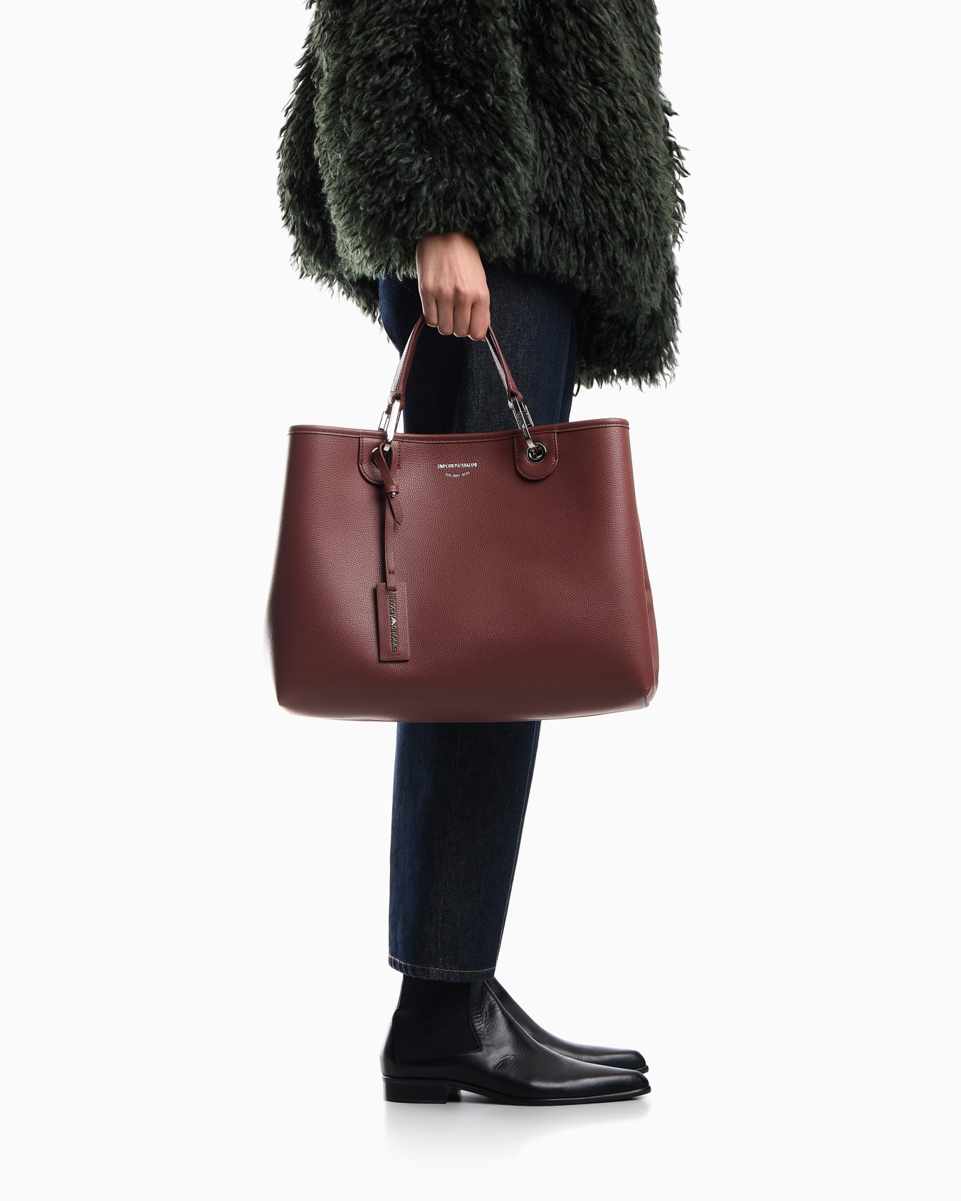Shopping bag with a pebbled texture and dual top handles Slide 6