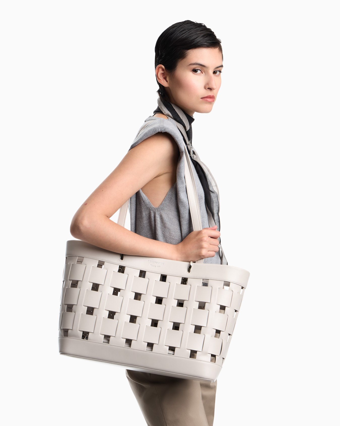 Tote bag with woven design double handles and pouch Slide 7