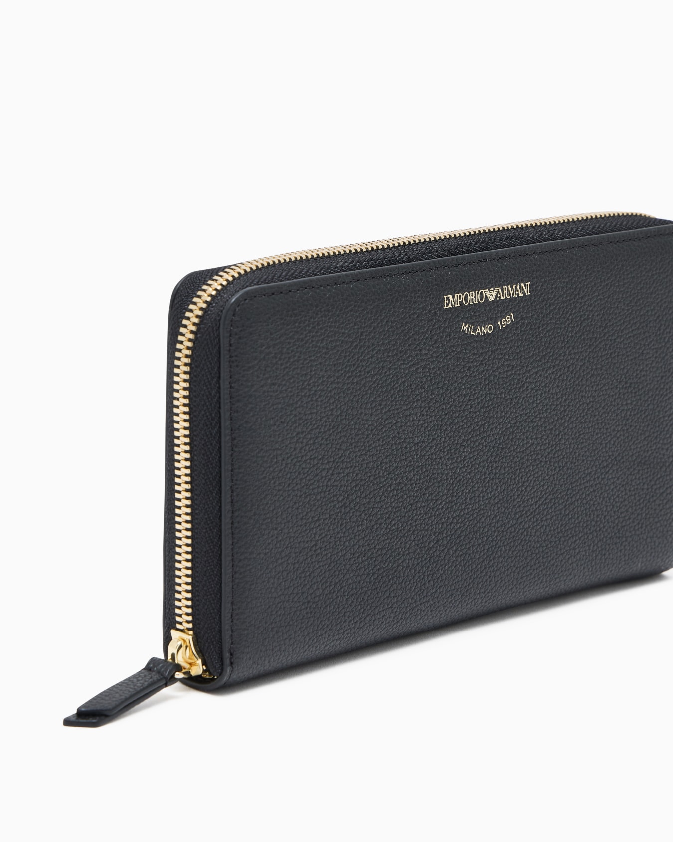 Wallet in pebbled leather with a zip around closure Slide 3