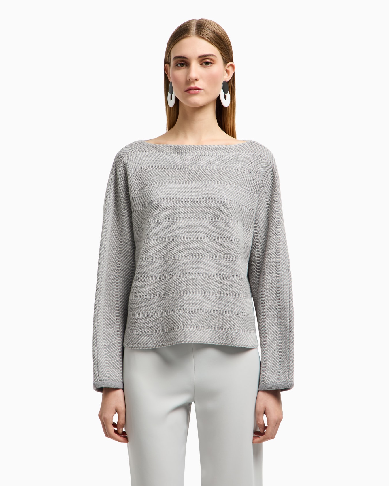 Wavy chevron motif boat neck jumper Slide 3