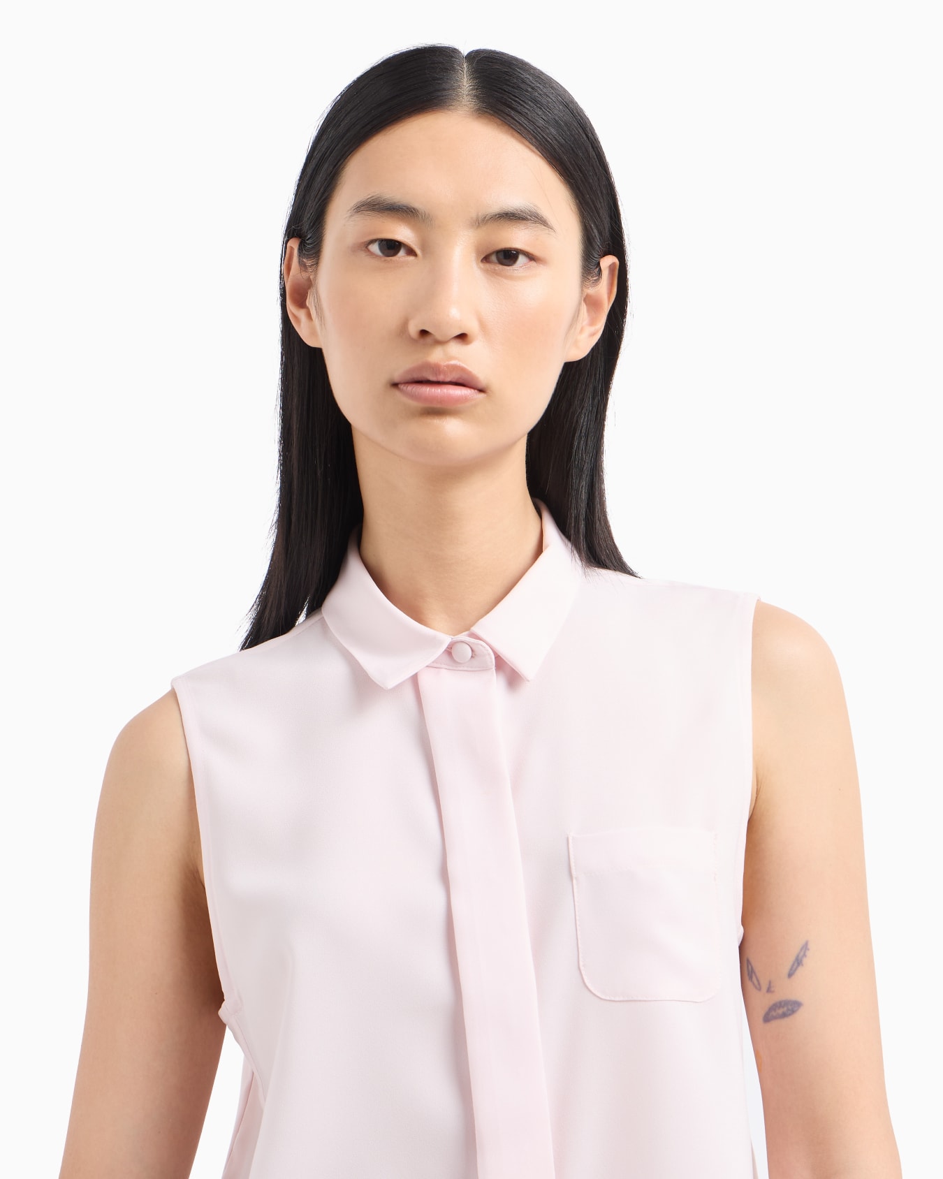 Fluid crêpe sleeveless blouse Slide 5