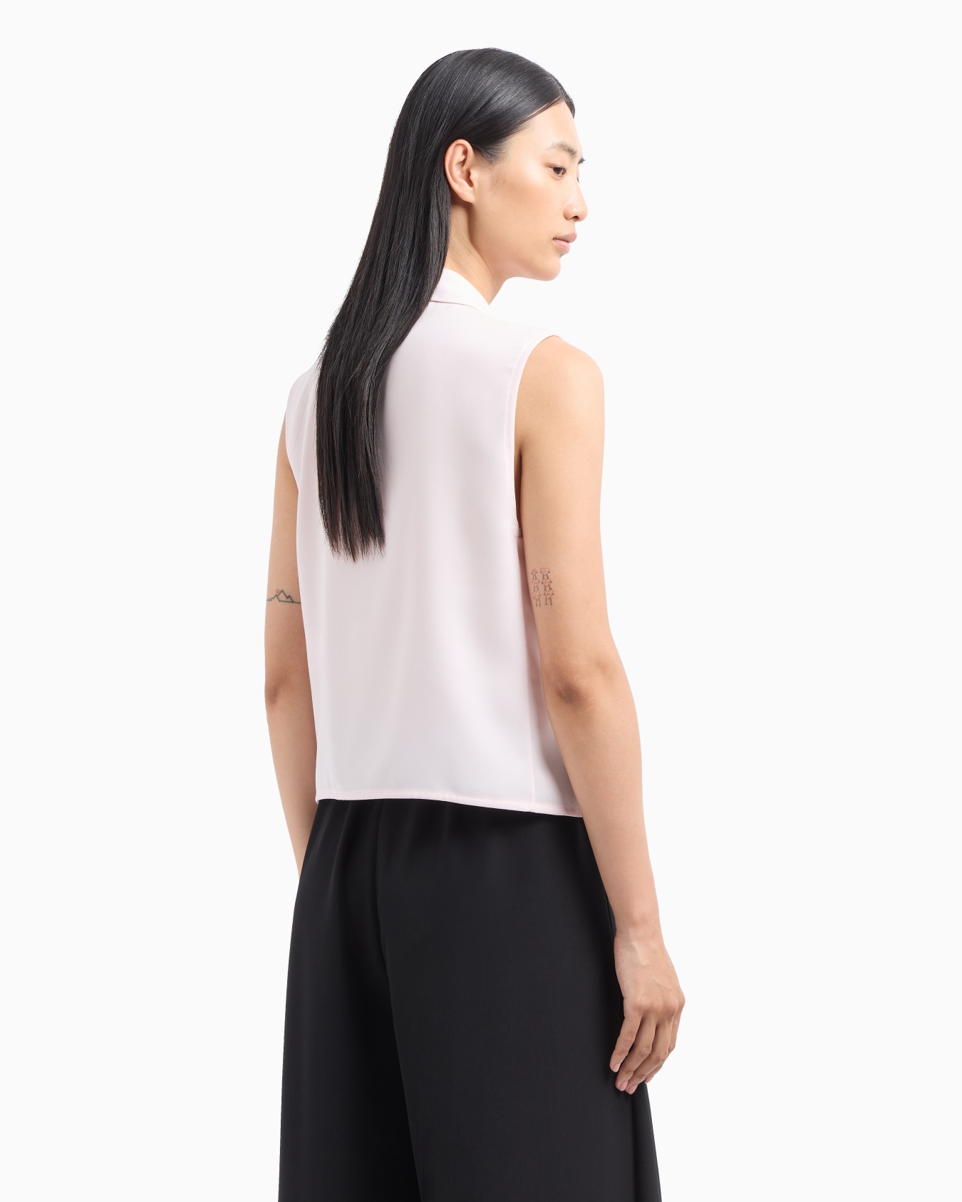 Fluid crêpe sleeveless blouse Slide 3