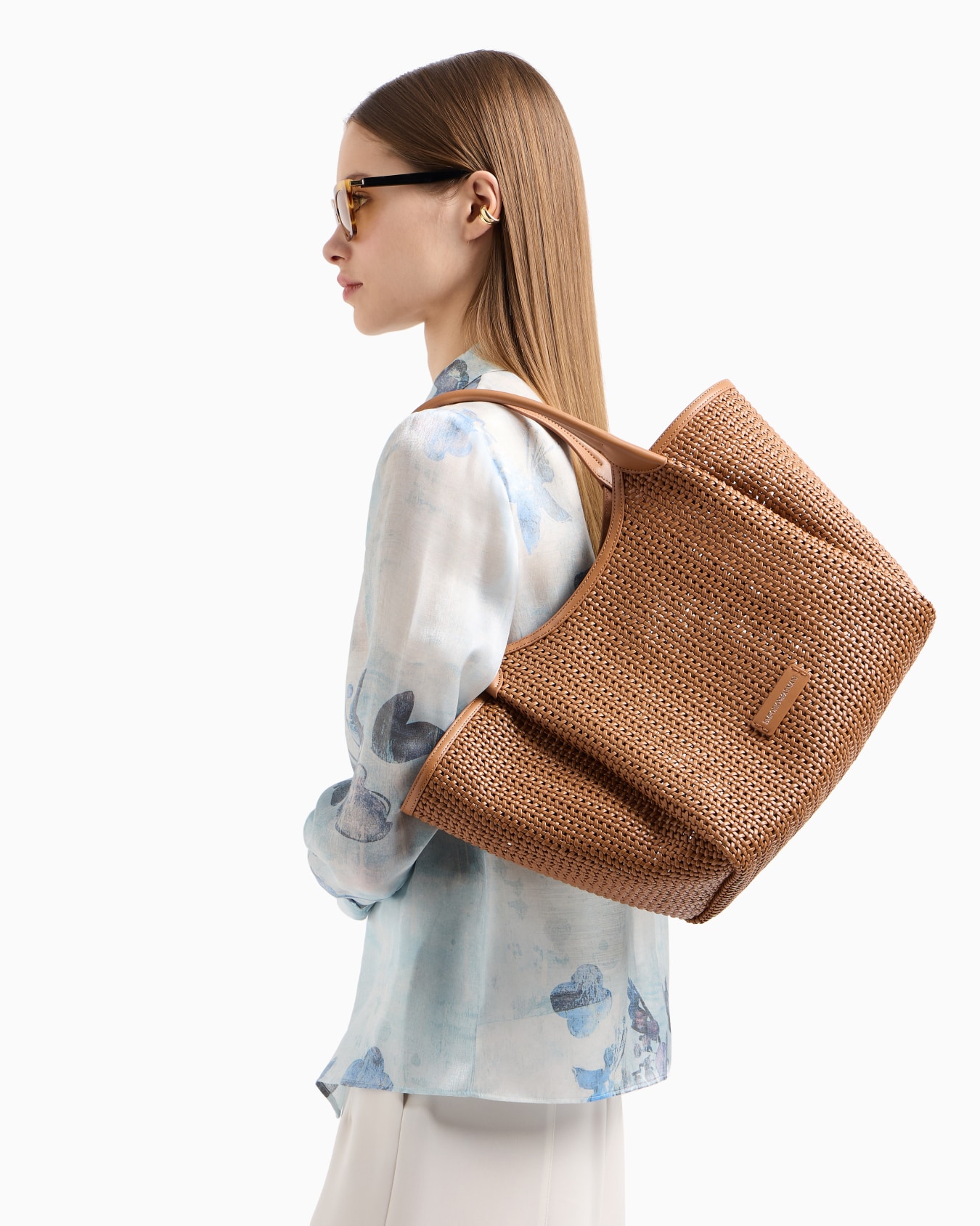 Interwoven shopper bag with logo charm Slide 6