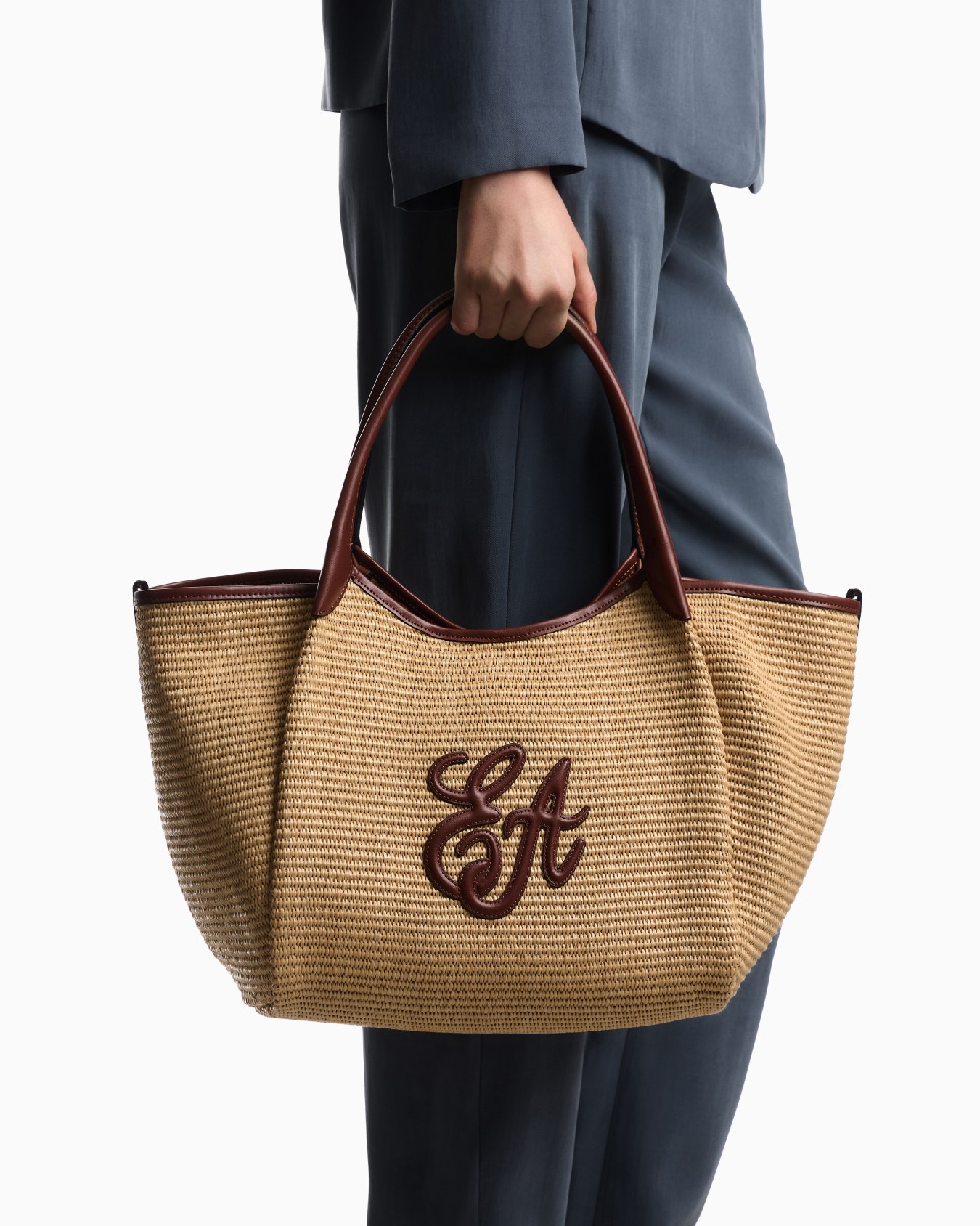 Woven straw medium shopper bag with EA logo Slide 5